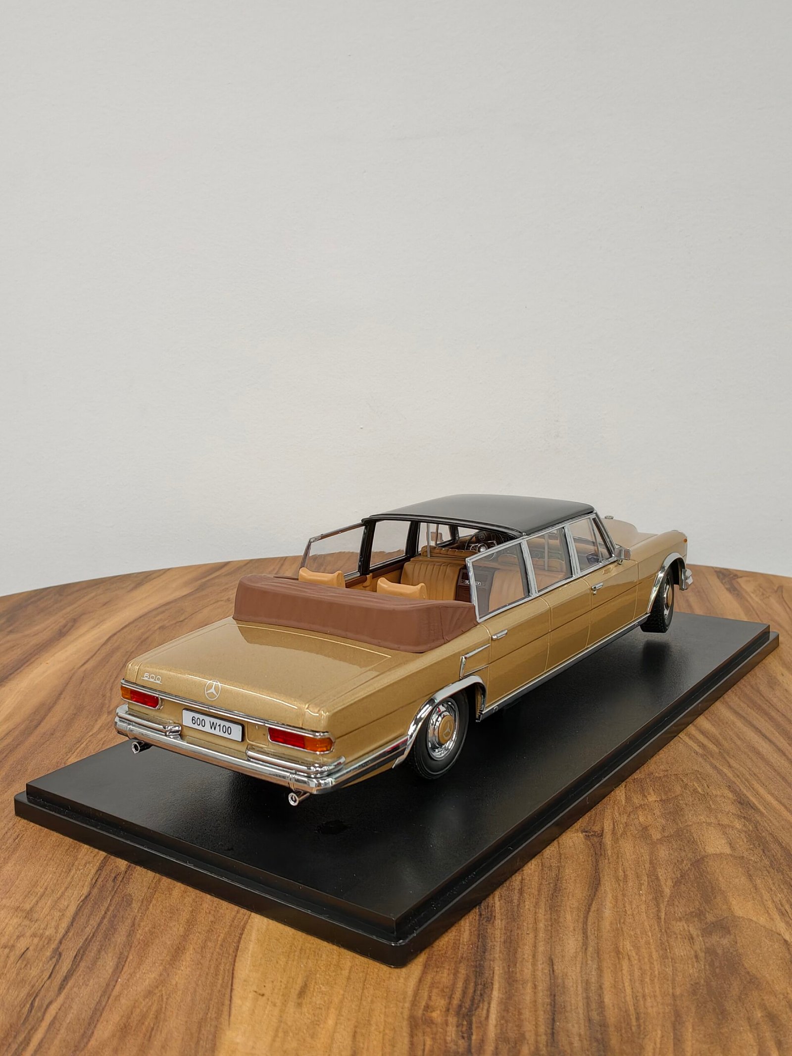 Mercedes Benz 600 W100 Landaulet 1:18 - Image 5