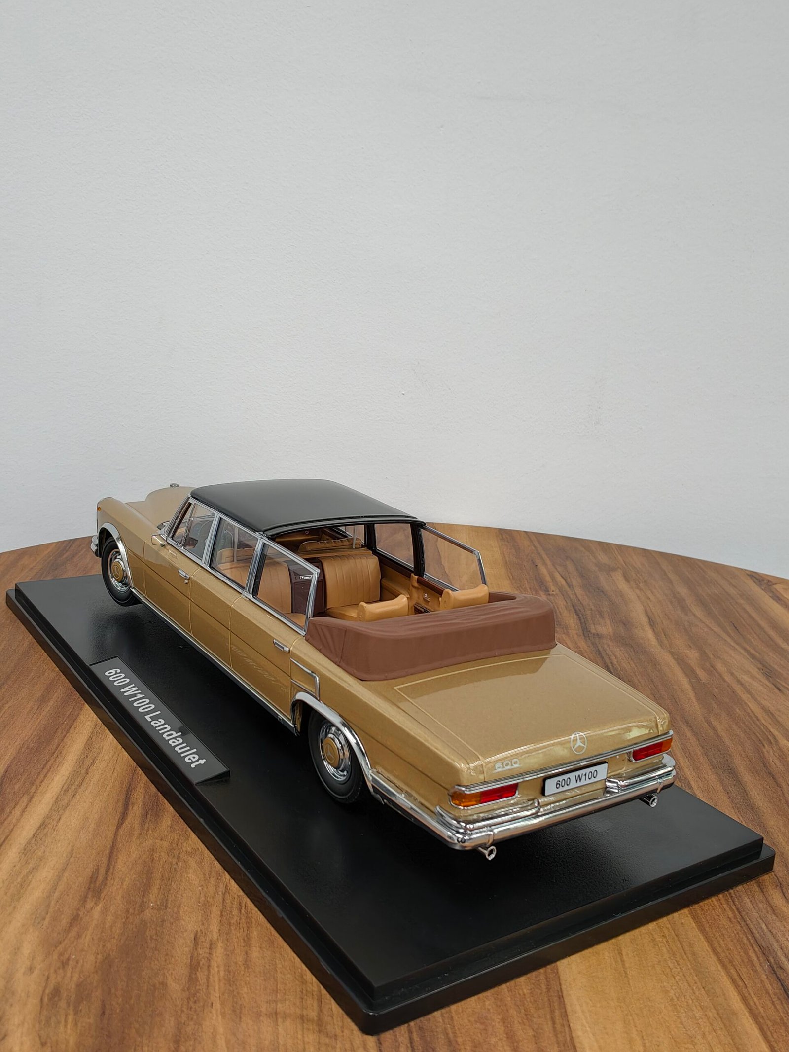 Mercedes Benz 600 W100 Landaulet 1:18 - Image 4
