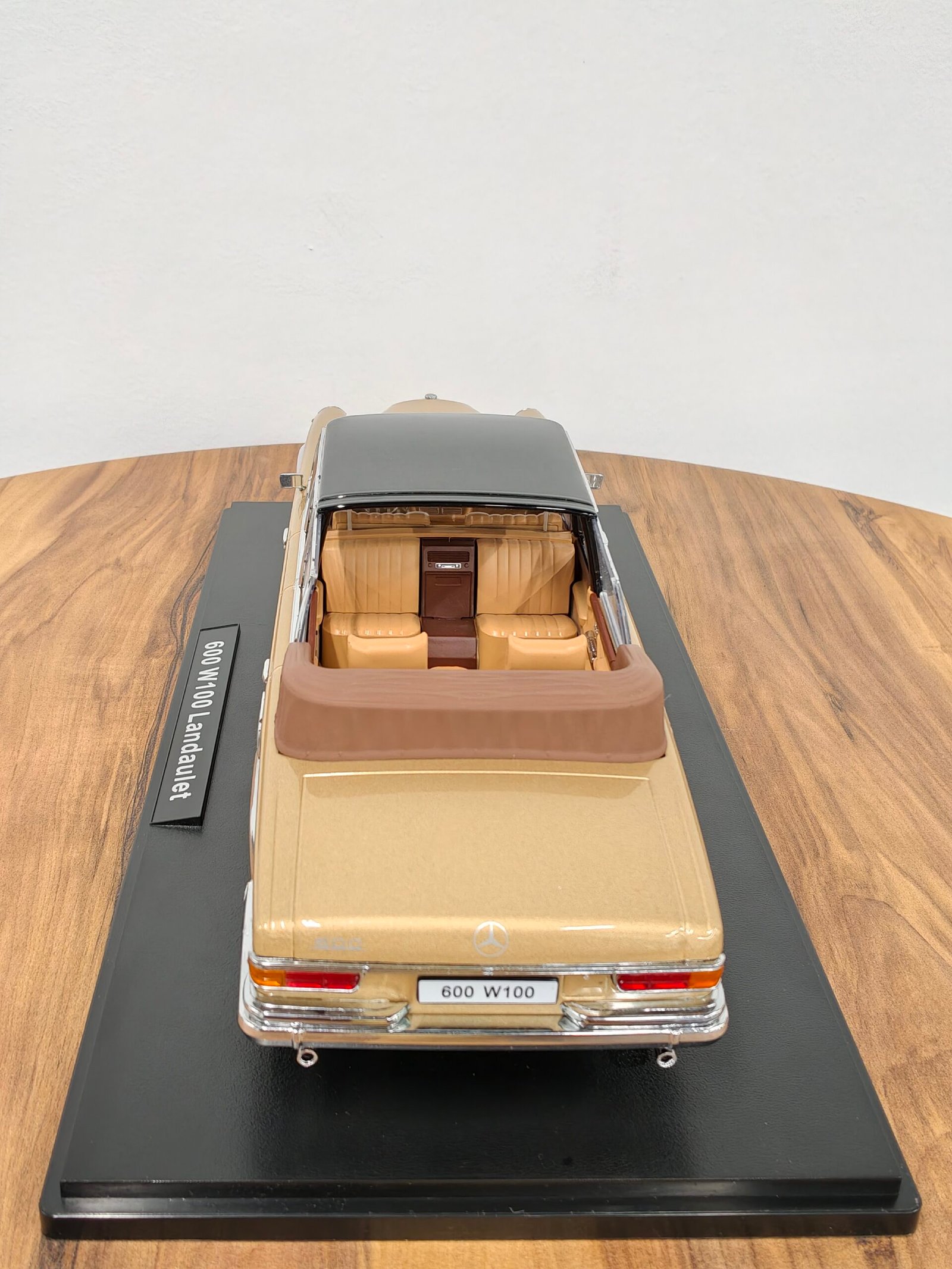Mercedes Benz 600 W100 Landaulet 1:18 - Image 3