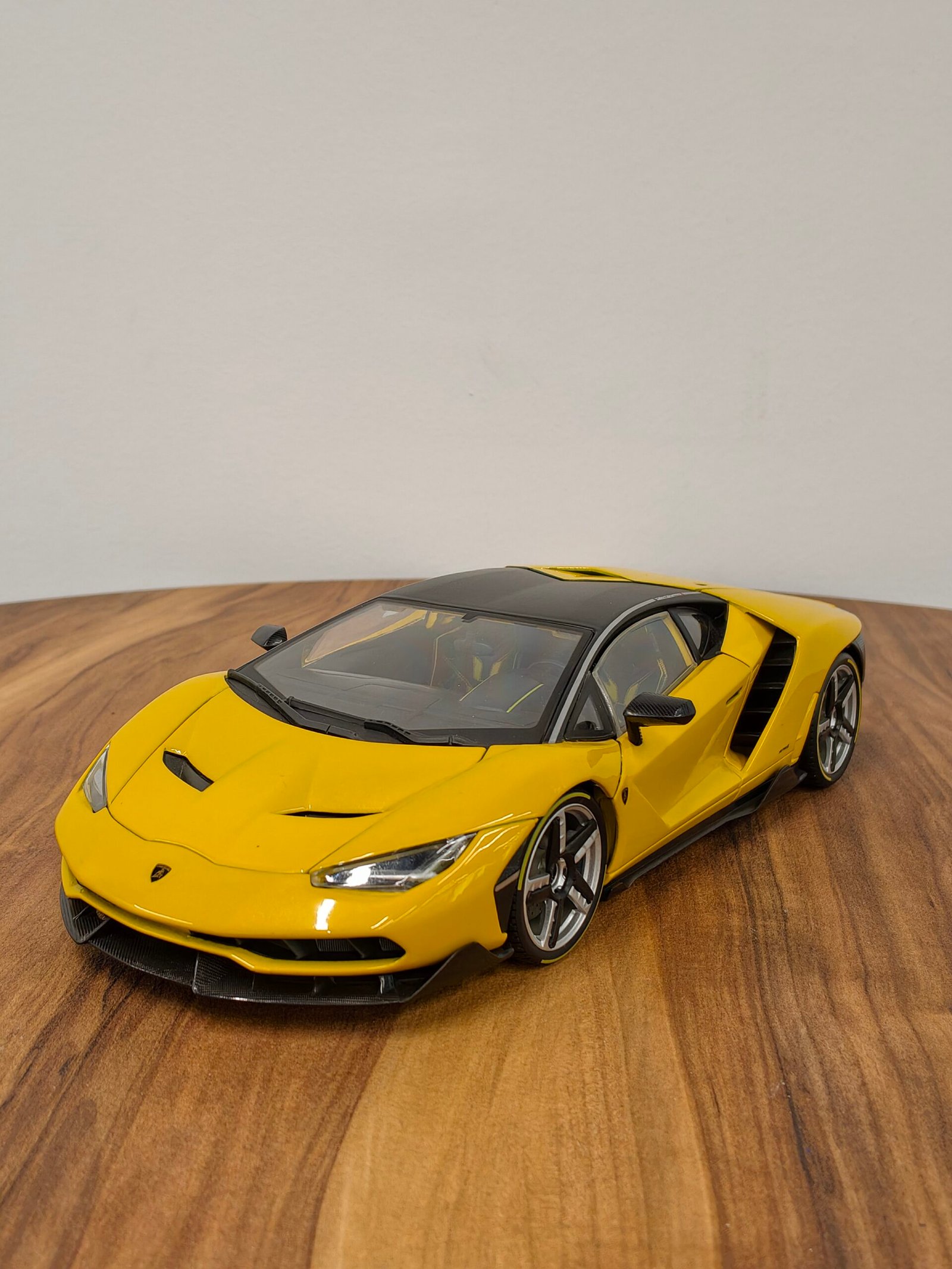 Lamborghini Centenario LP770-4 Yellow 1:18