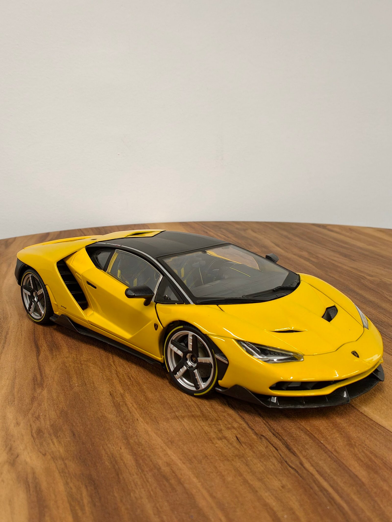 Lamborghini Centenario LP770-4 Yellow 1:18 - Image 5