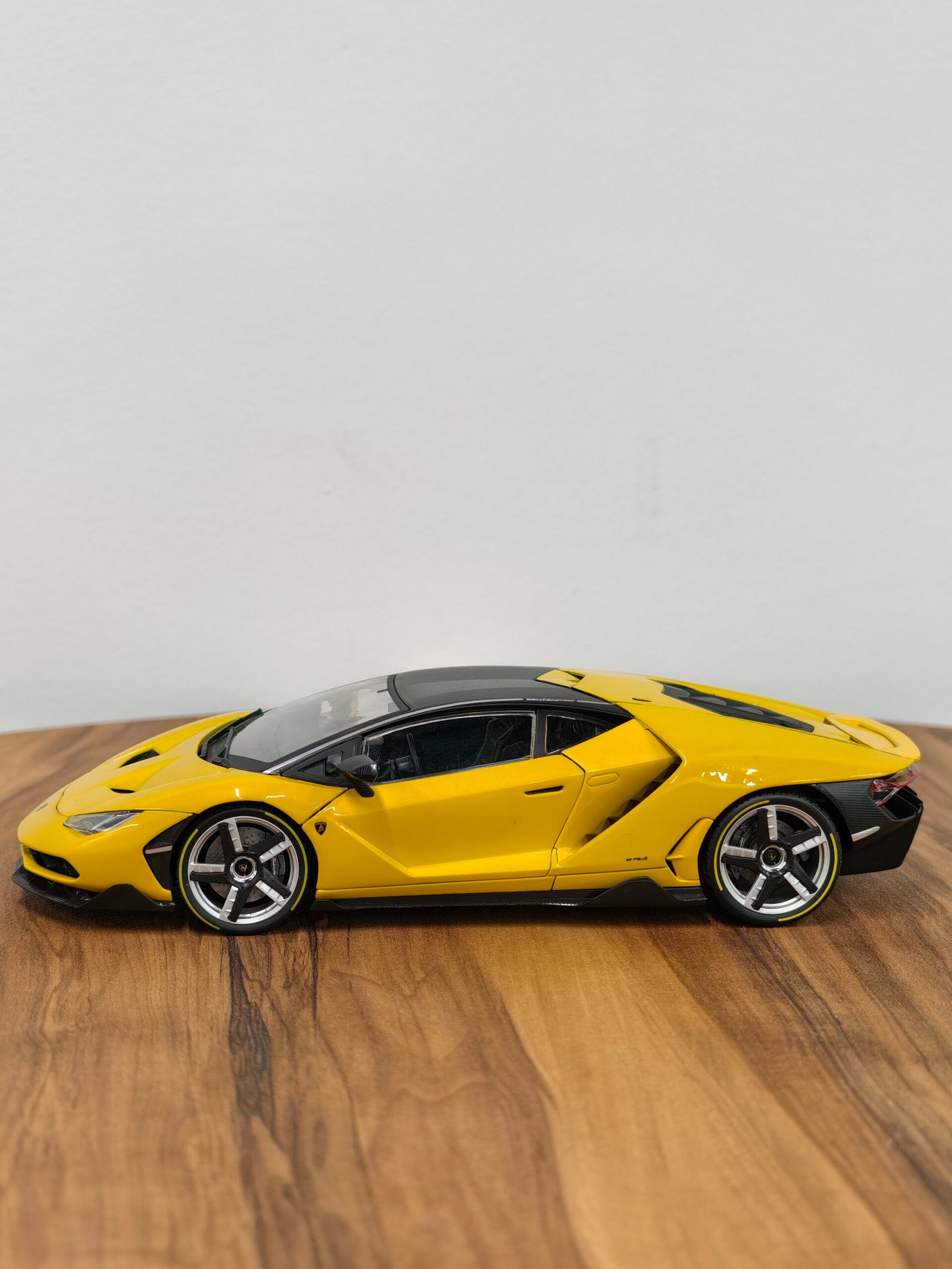 Lamborghini Centenario LP770-4 Yellow 1:18 - Image 15