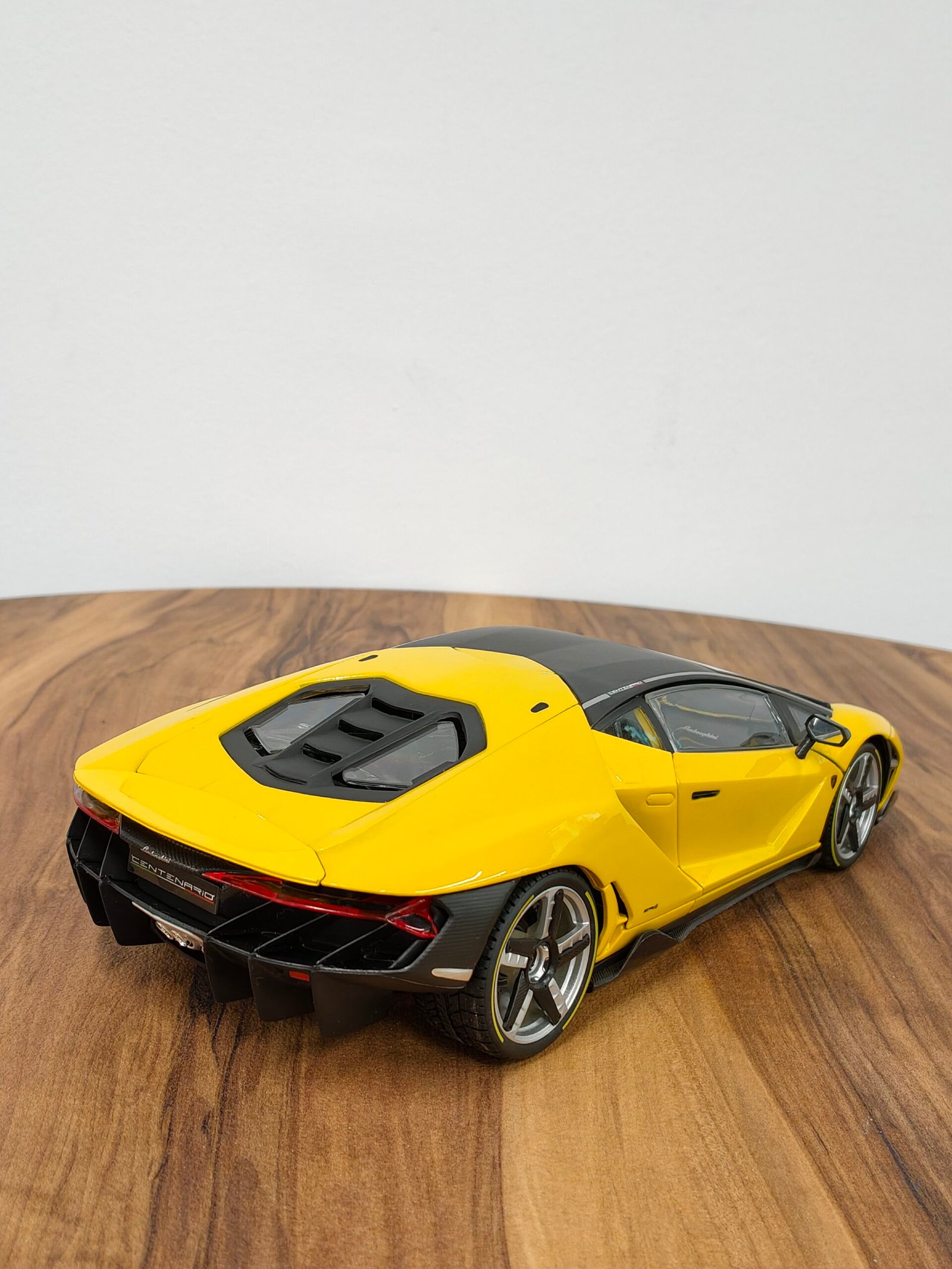 Lamborghini Centenario LP770-4 Yellow 1:18 - Image 9