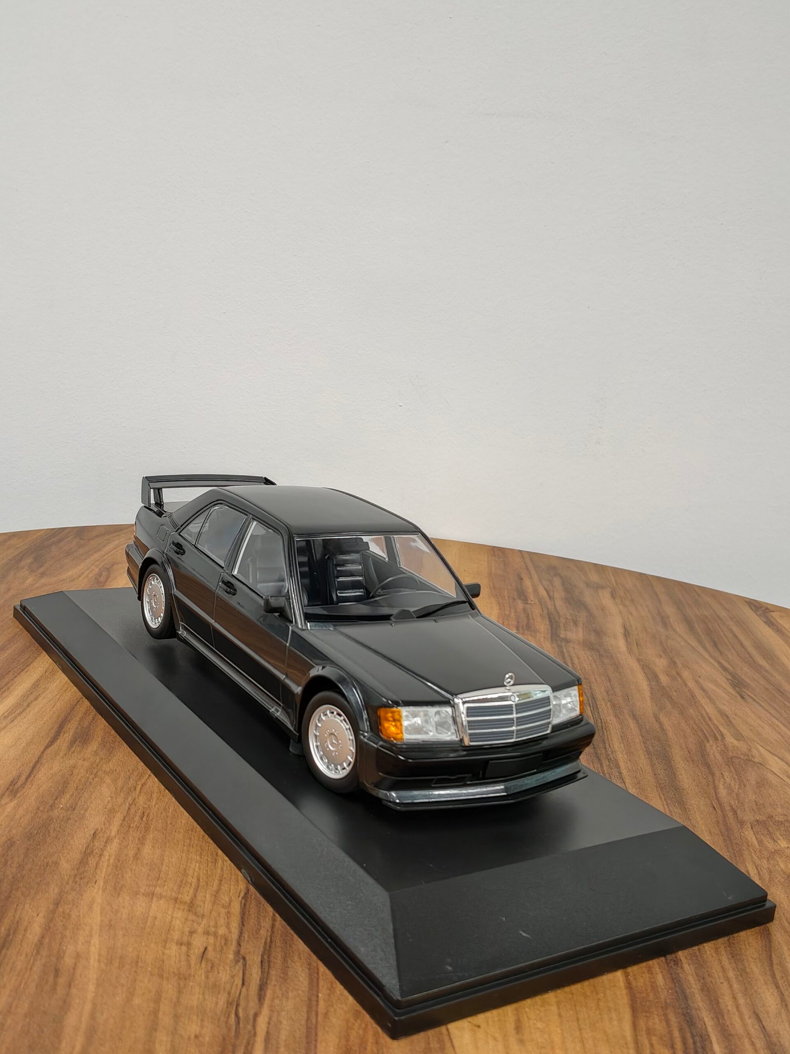 Mercedes Benz 190E 2.5-16 Evo 1-1989 Black 1:18 - Image 2