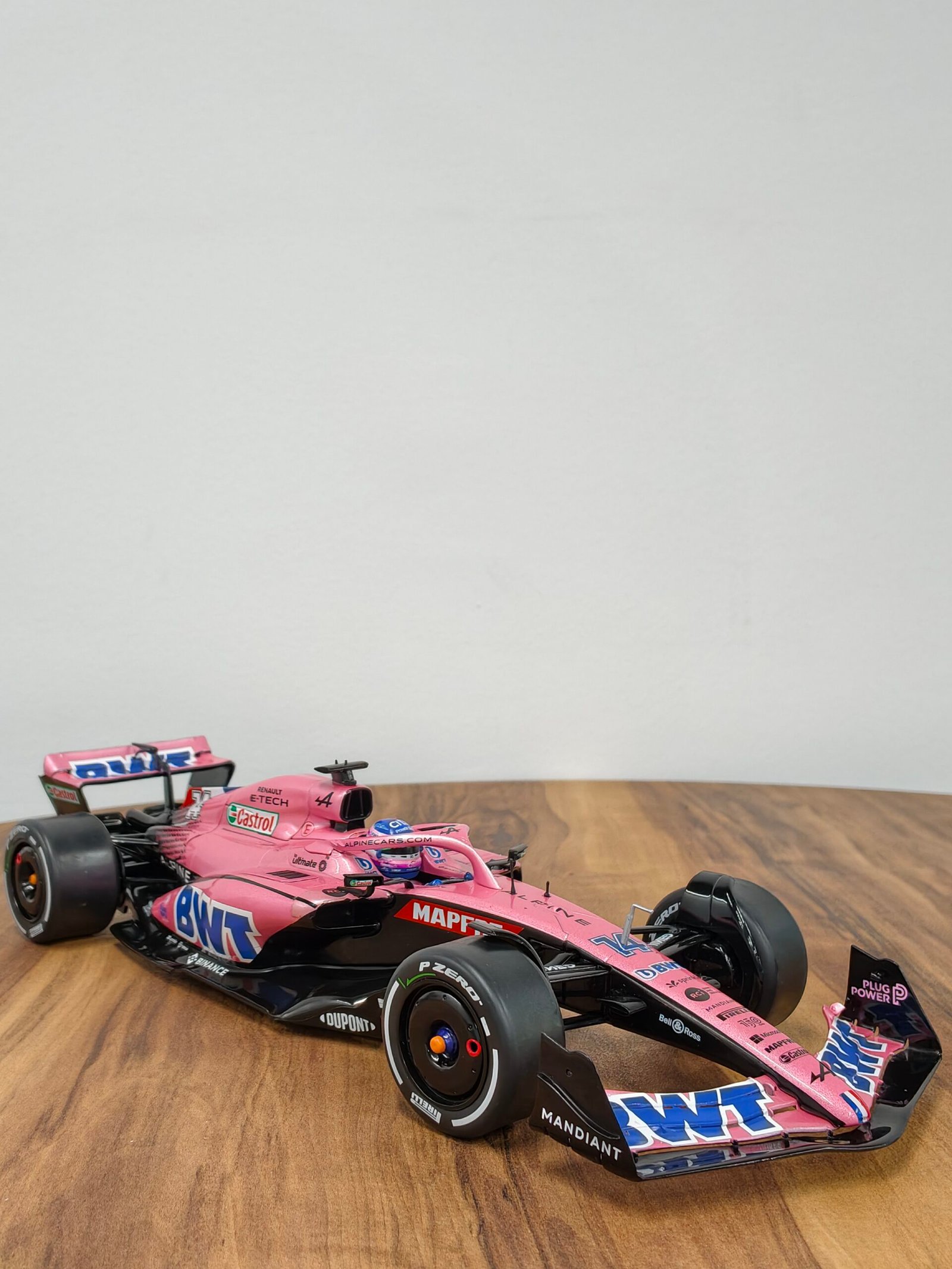 Alpine A522 Bahrein GP 2022 1:18 Pink - Image 8