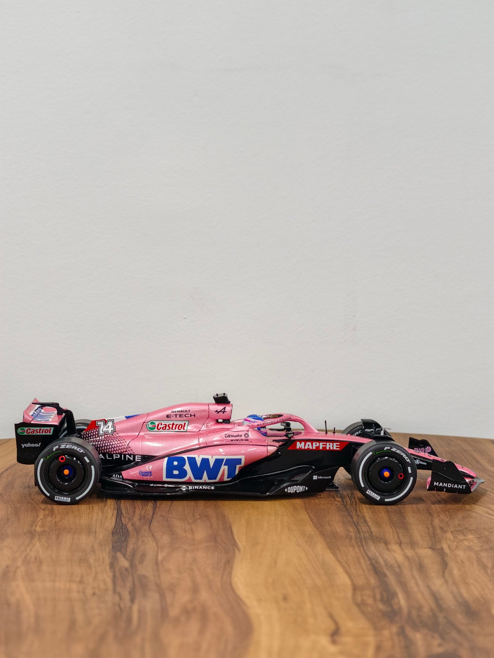 Alpine A522 Bahrein GP 2022 1:18 Pink - Image 7