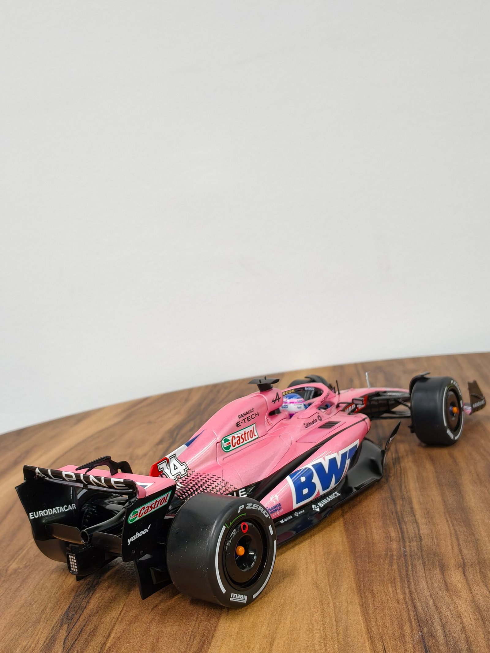 Alpine A522 Bahrein GP 2022 1:18 Pink - Image 6
