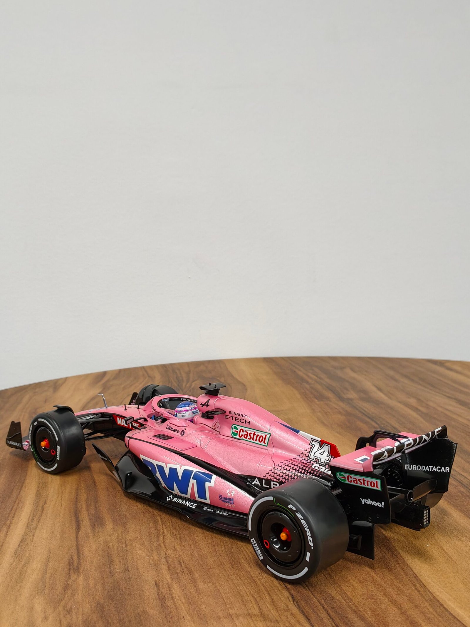 Alpine A522 Bahrein GP 2022 1:18 Pink - Image 5