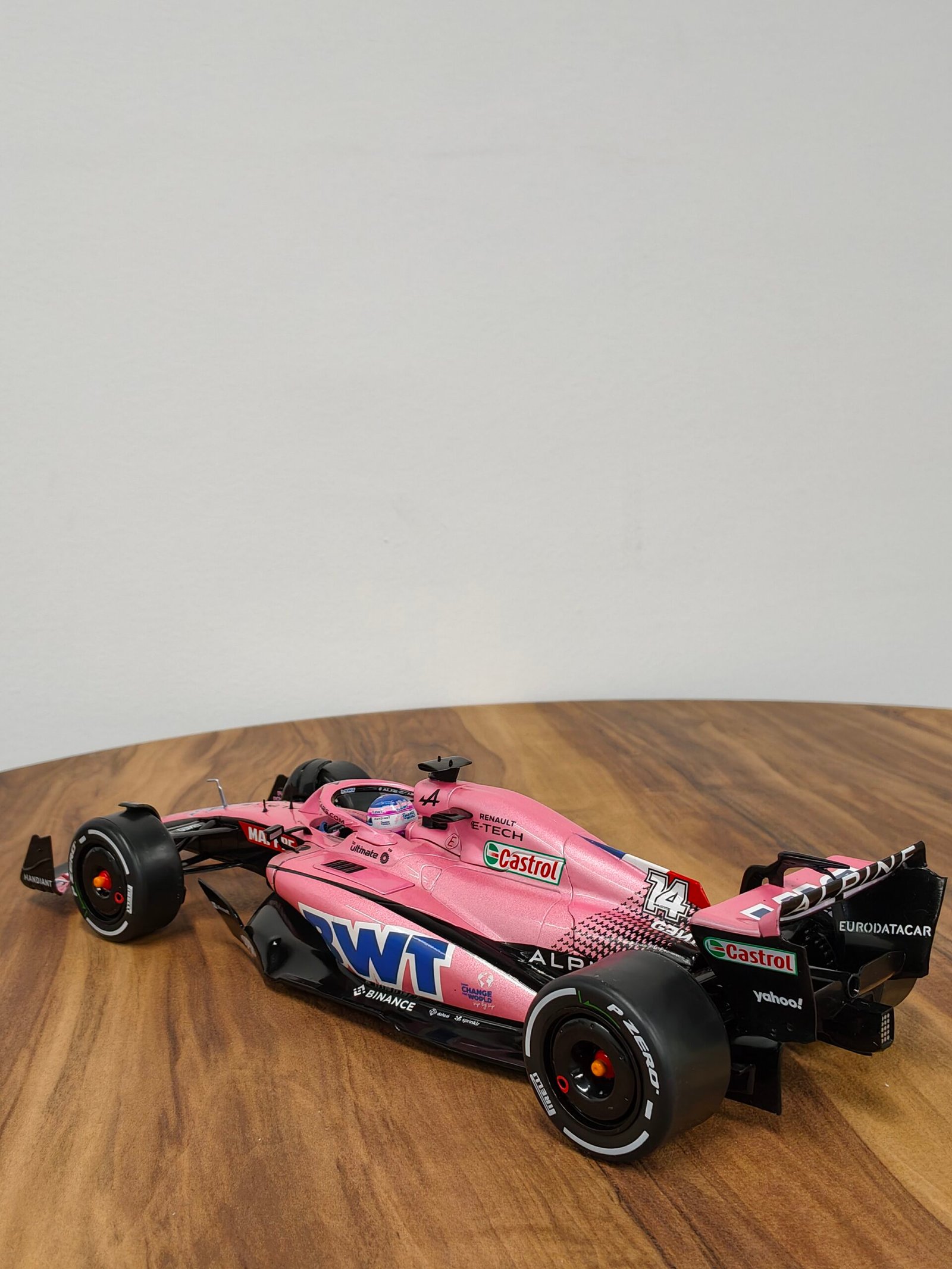 Alpine A522 Bahrein GP 2022 1:18 Pink - Image 4