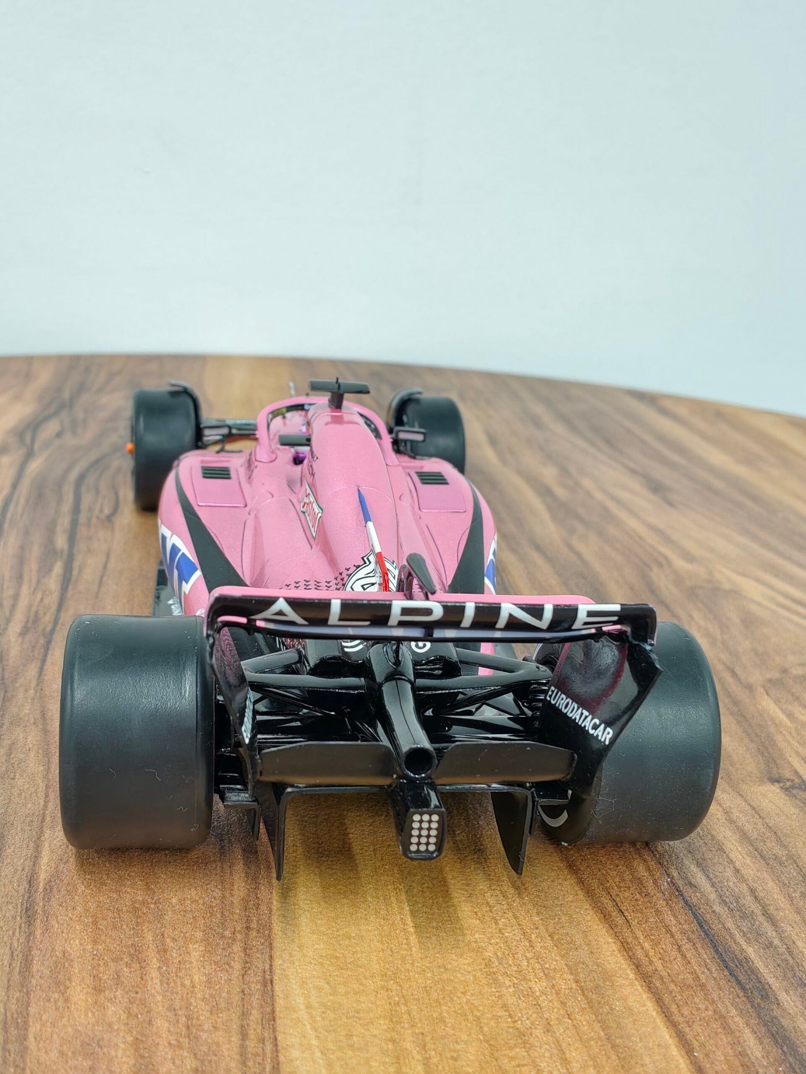 Alpine A522 Bahrein GP 2022 1:18 Pink - Image 3
