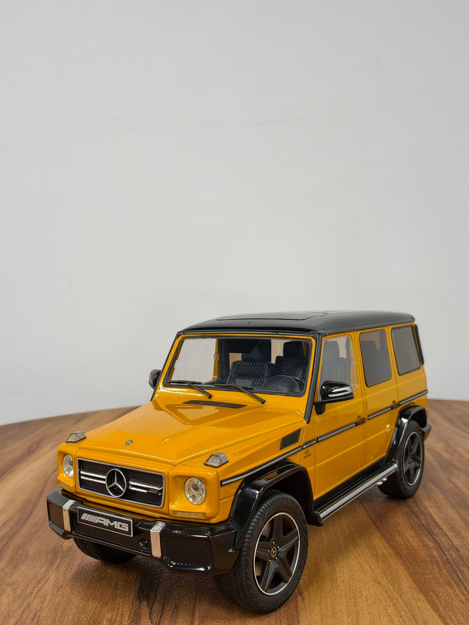Mercedes-AMG G63 Yellow 1:18 - Image 6