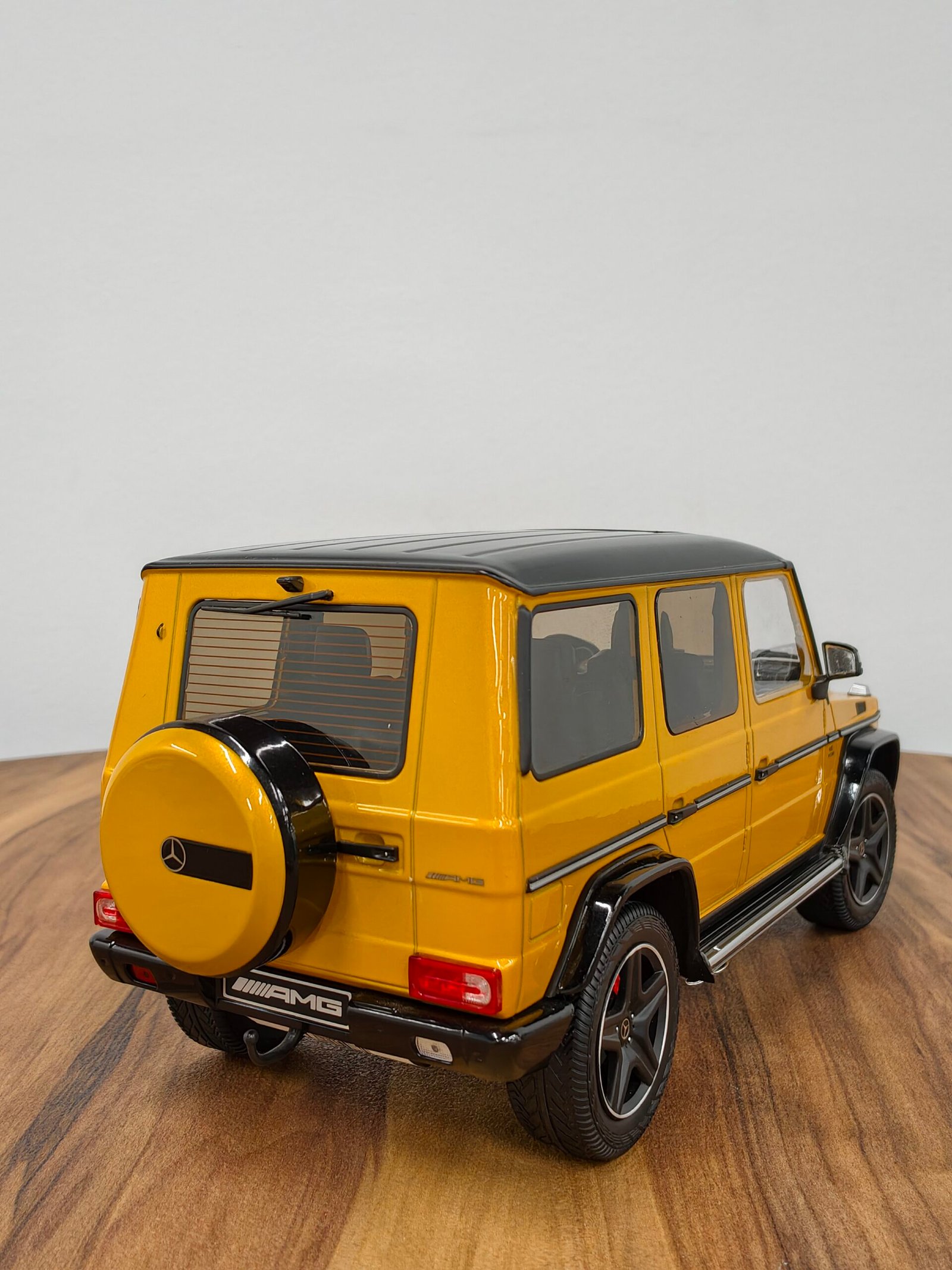 Mercedes-AMG G63 Yellow 1:18 - Image 5
