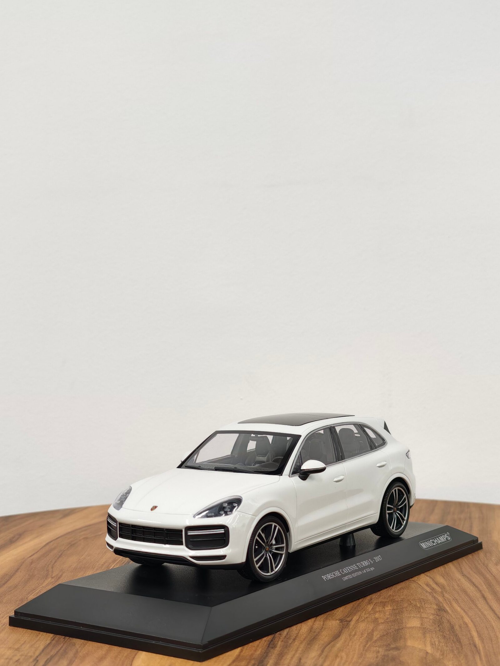 Porsche Cayenne Turbo S 2017 White 1:18 - Image 2