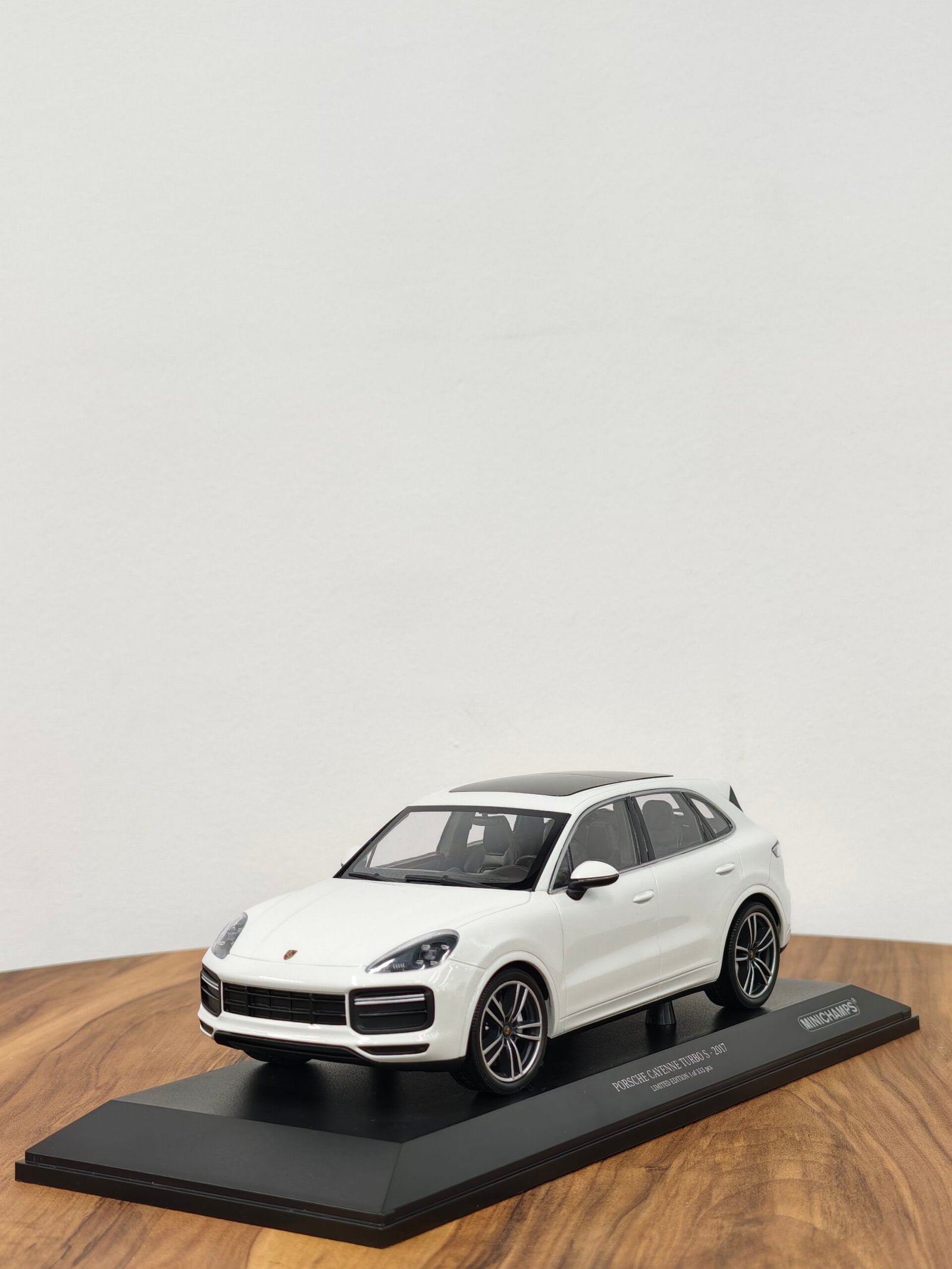 Porsche Cayenne Turbo S 2017 White 1:18 - Image 6