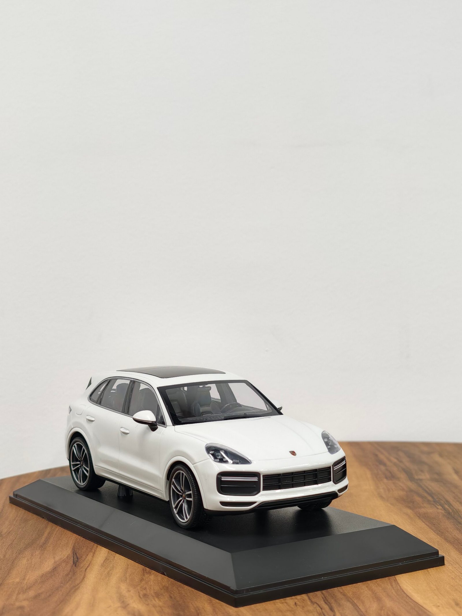 Porsche Cayenne Turbo S 2017 White 1:18 - Image 5