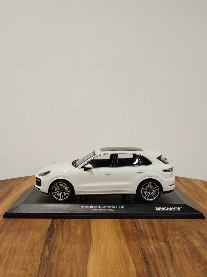 Porsche Cayenne Turbo S 2017 White 1:18