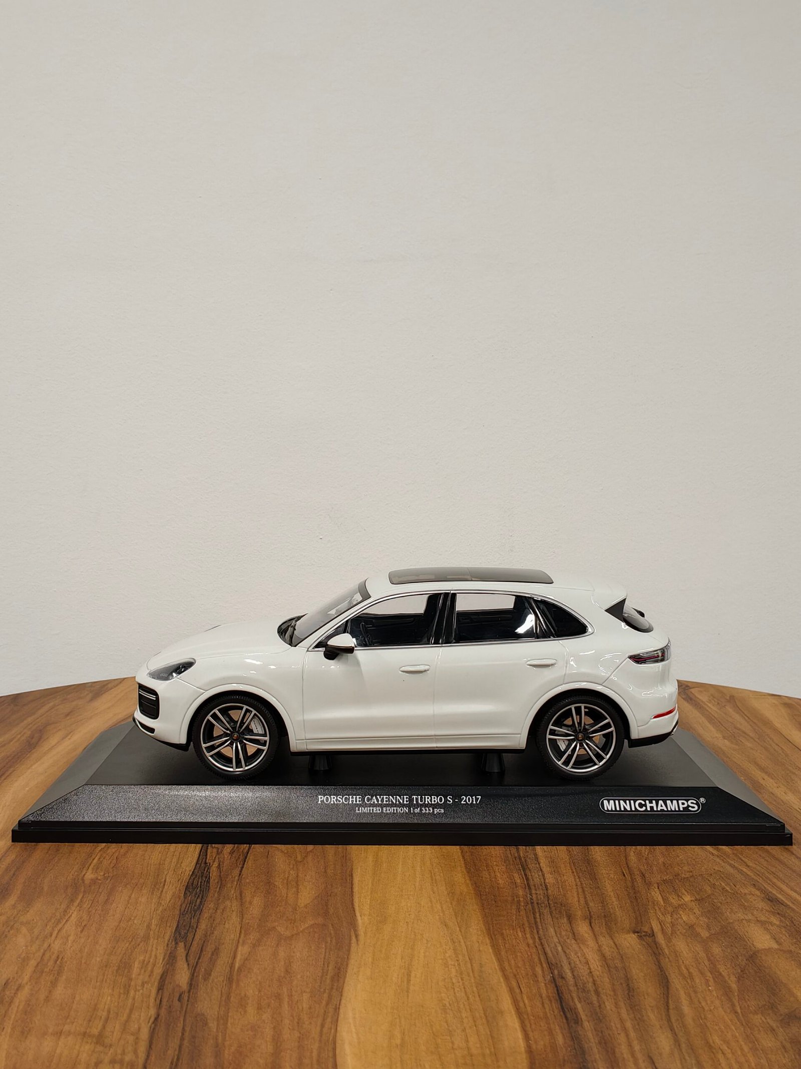 Porsche Cayenne Turbo S 2017 White 1:18