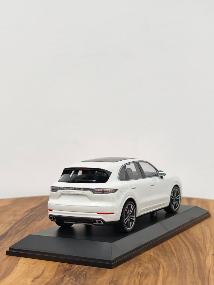 Porsche Cayenne Turbo S 2017 White 1:18 - Image 4