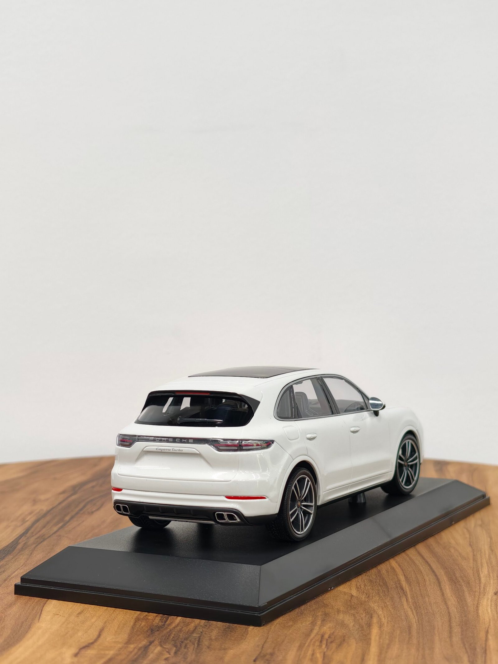 Porsche Cayenne Turbo S 2017 White 1:18 - Image 4