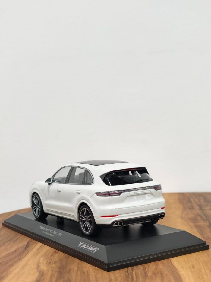 Porsche Cayenne Turbo S 2017 White 1:18 - Image 3