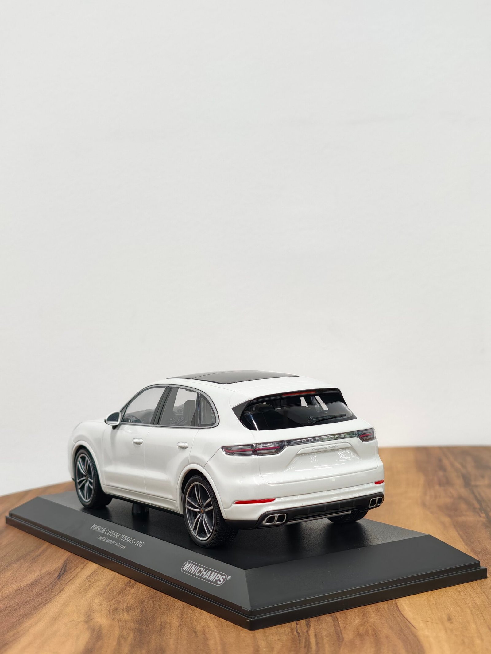 Porsche Cayenne Turbo S 2017 White 1:18 - Image 3