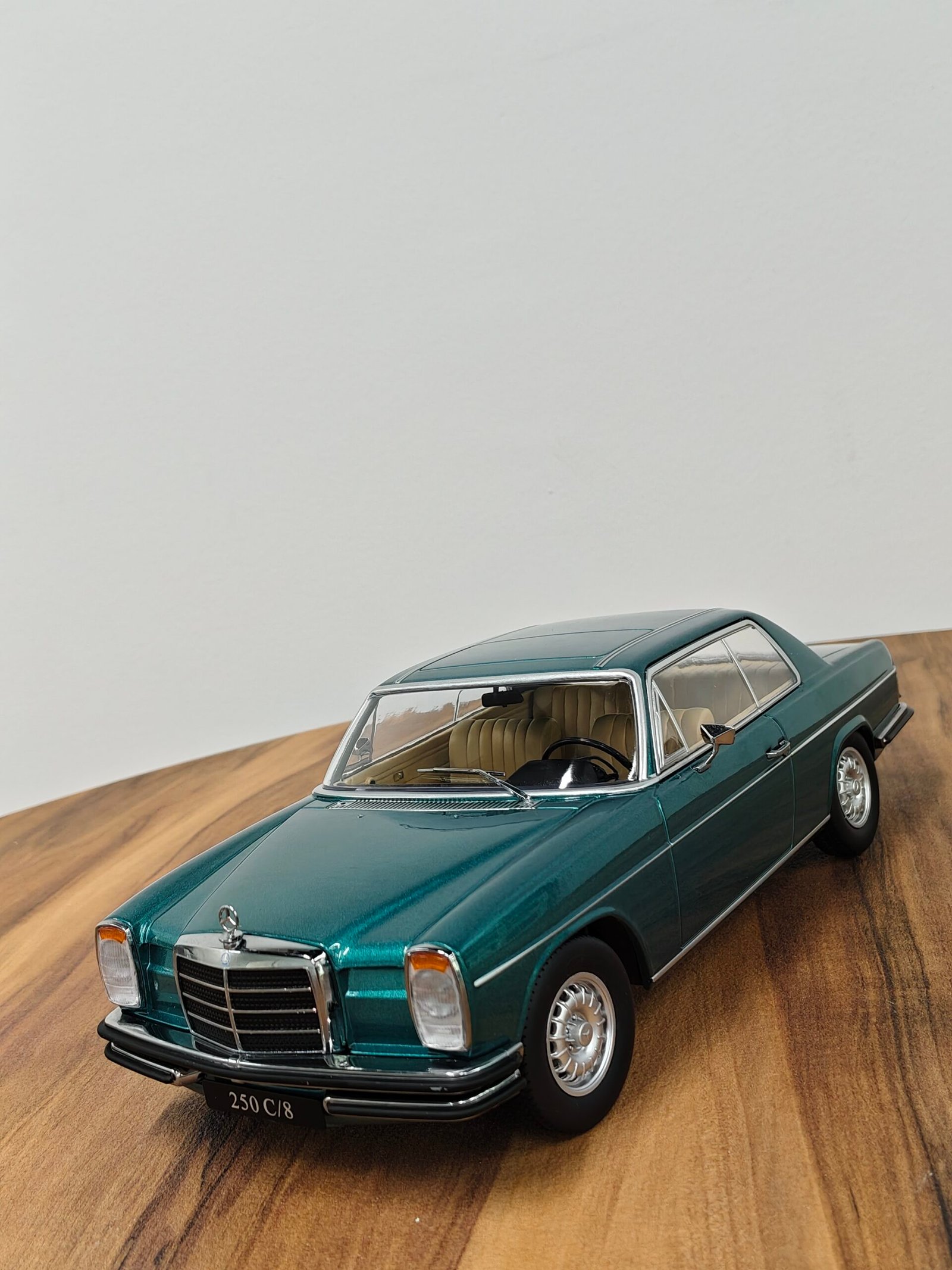 Mercedes 250C/8 coupe 1:18 Light Green
