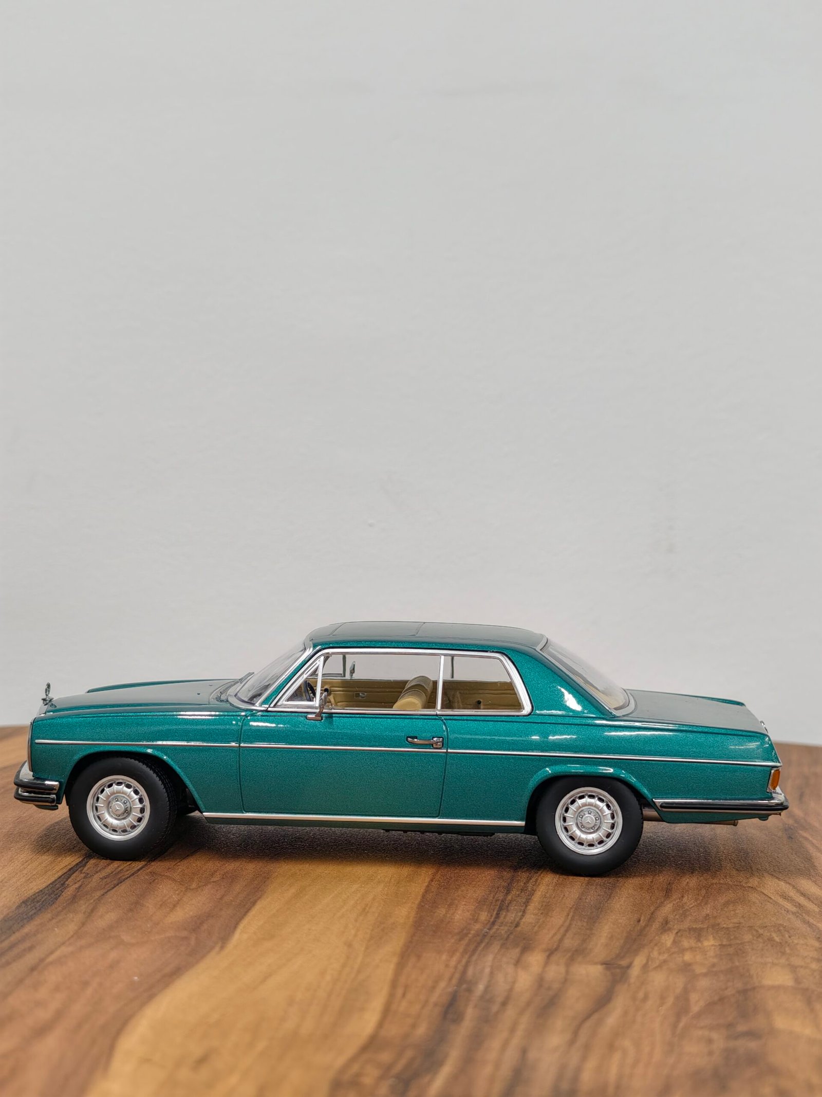 Mercedes 250C/8 coupe 1:18 Light Green - Image 6