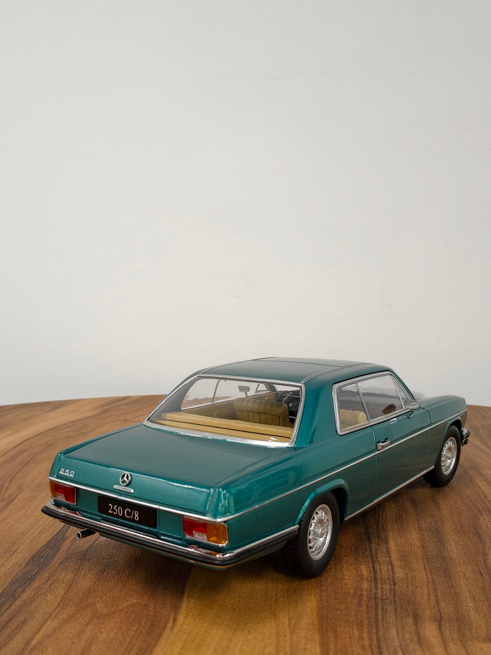 Mercedes 250C/8 coupe 1:18 Light Green - Image 5