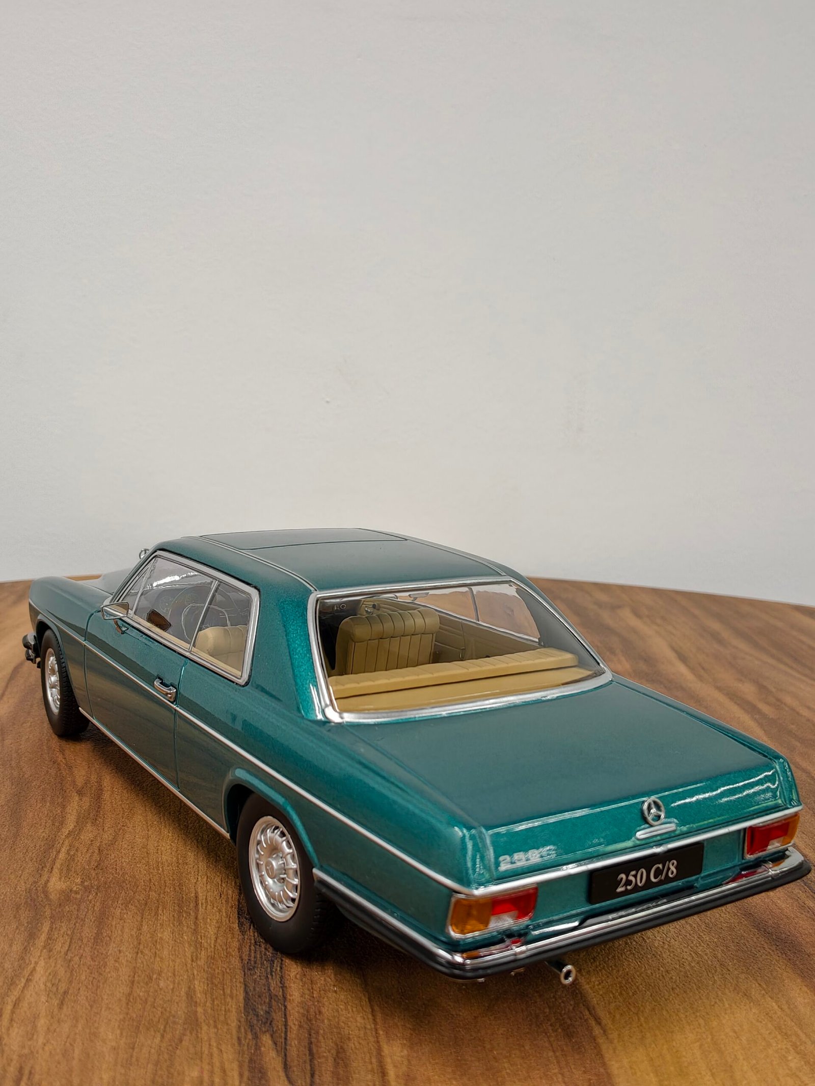 Mercedes 250C/8 coupe 1:18 Light Green - Image 4