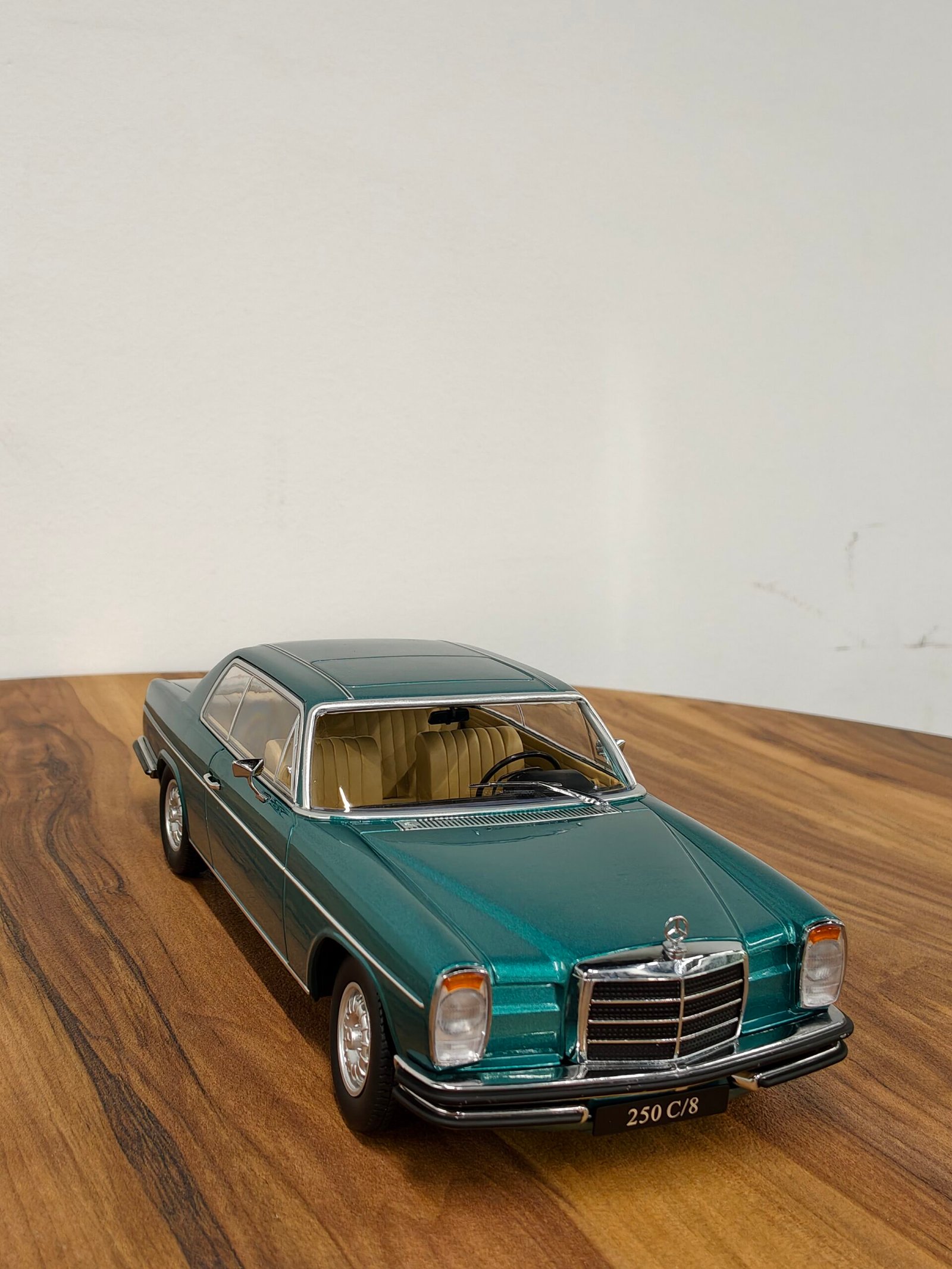 Mercedes 250C/8 coupe 1:18 Light Green - Image 3