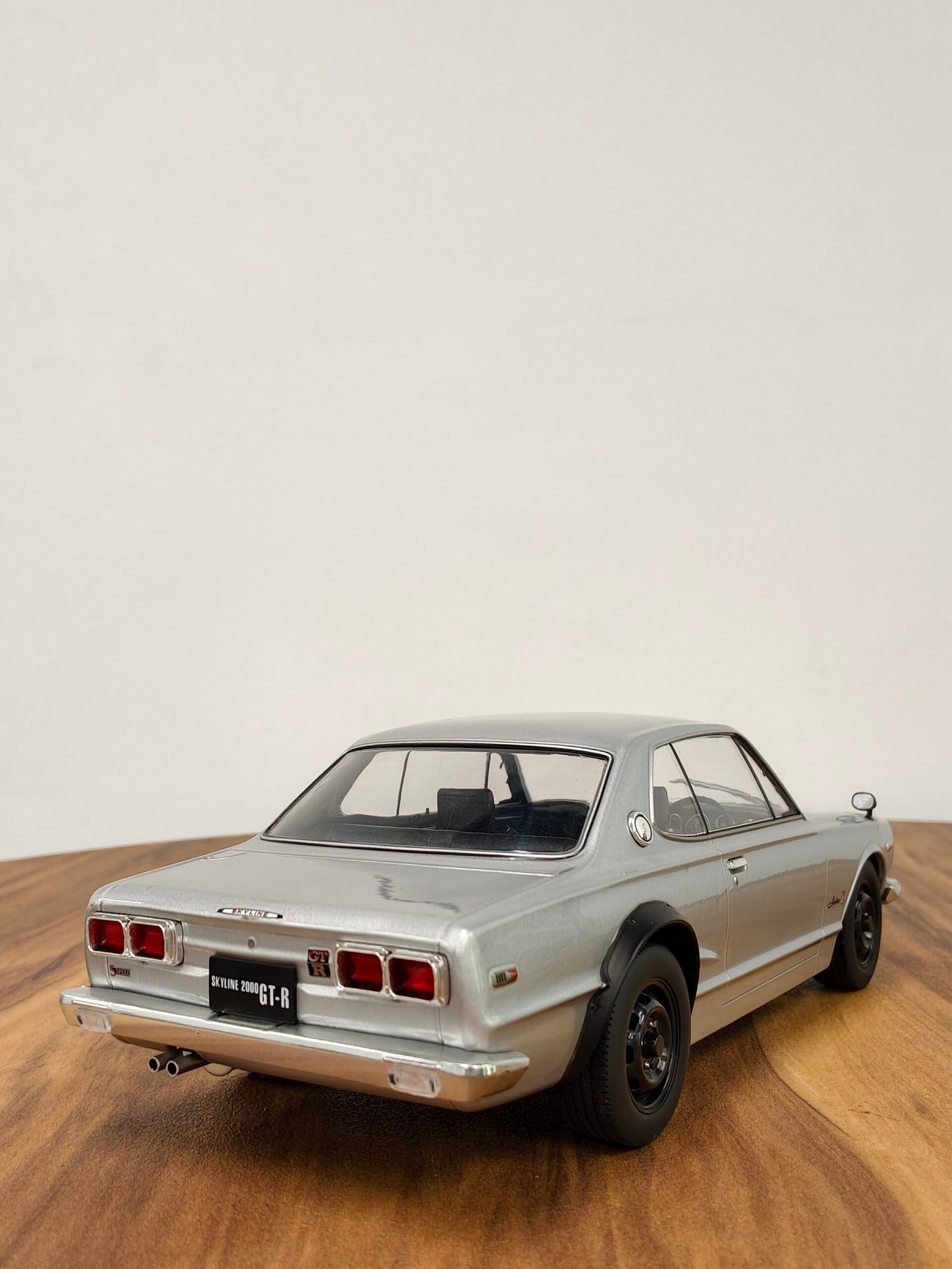 Nissan Skyline GT-R KPGC10 Silver 1:18 - Image 6