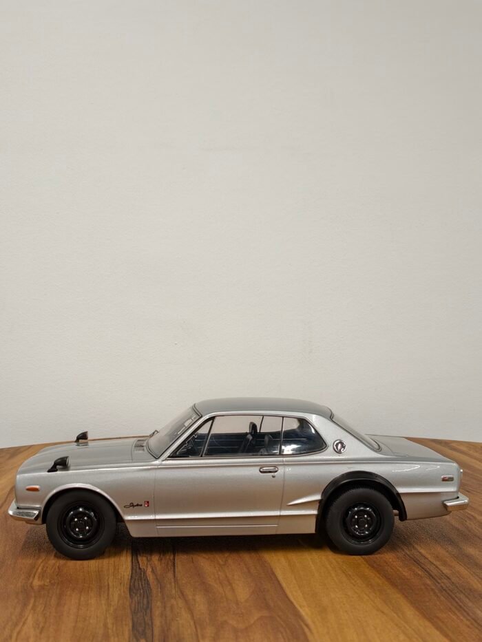 Nissan Skyline GT-R KPGC10 Silver 1:18 - Image 4