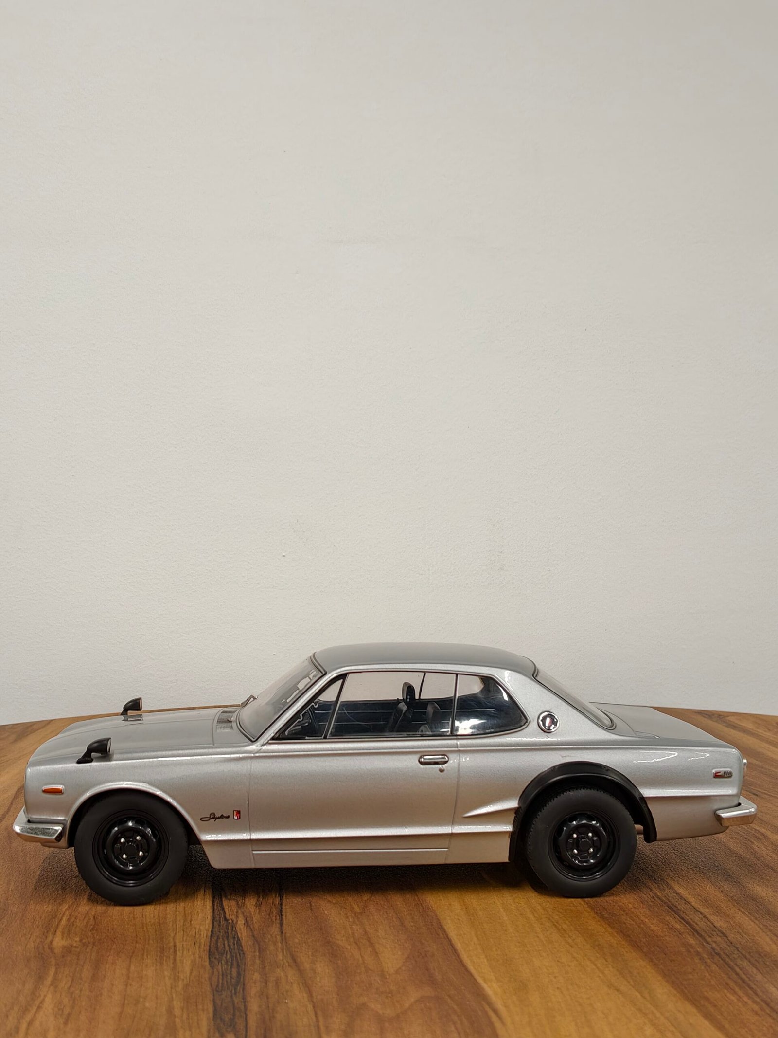 Nissan Skyline GT-R KPGC10 Silver 1:18 - Image 4