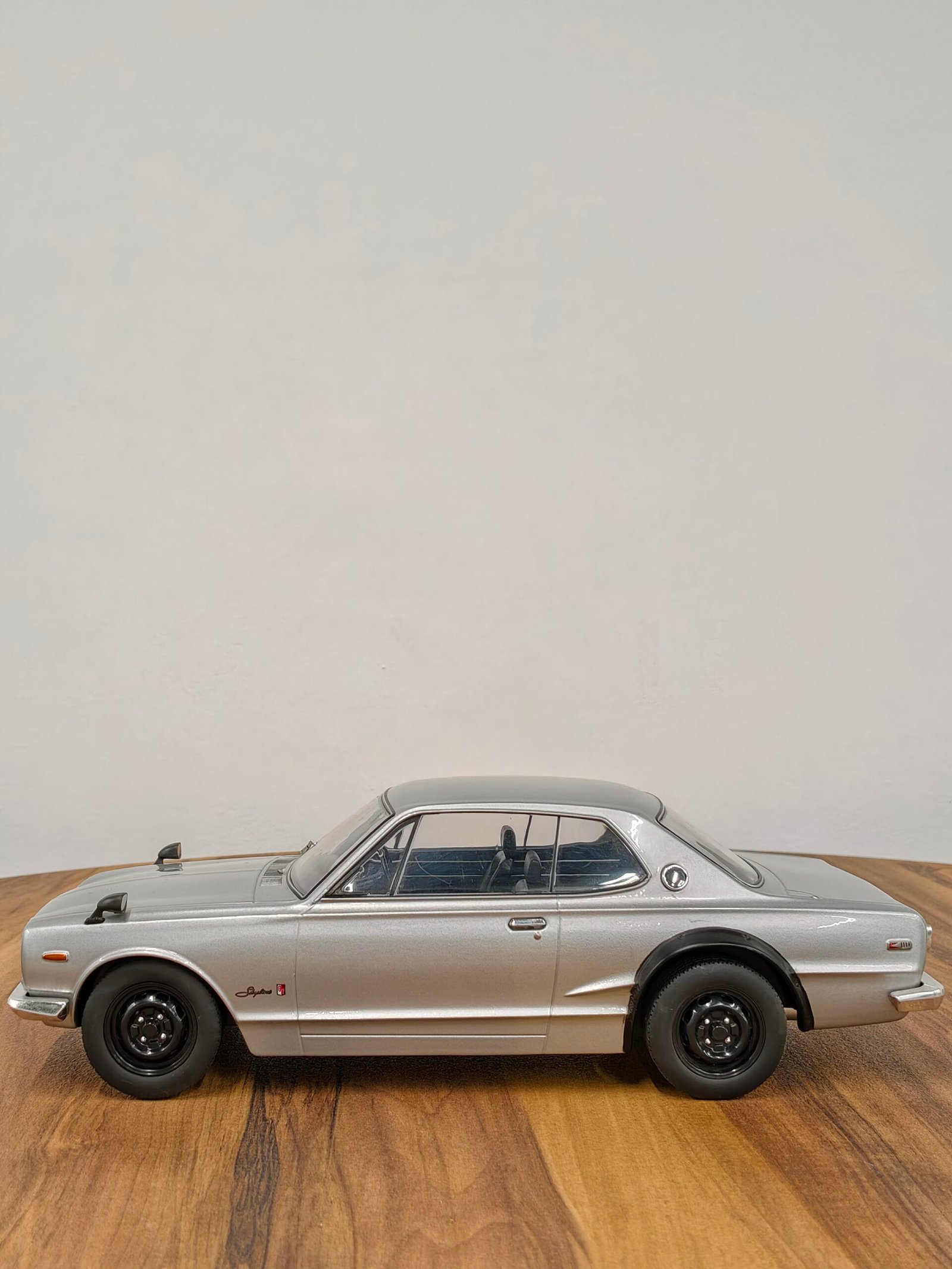 Nissan Skyline GT-R KPGC10 Silver 1:18 - Image 3