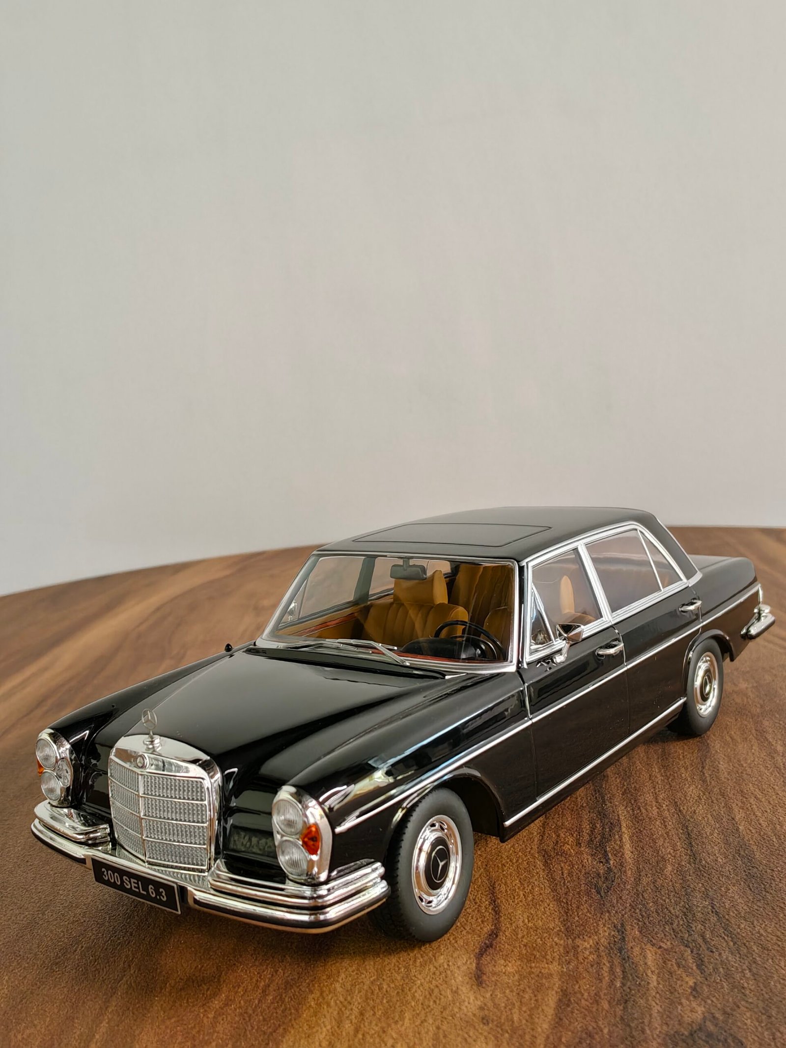 Mercedes 300SEL6.3/1972 Black 1:18