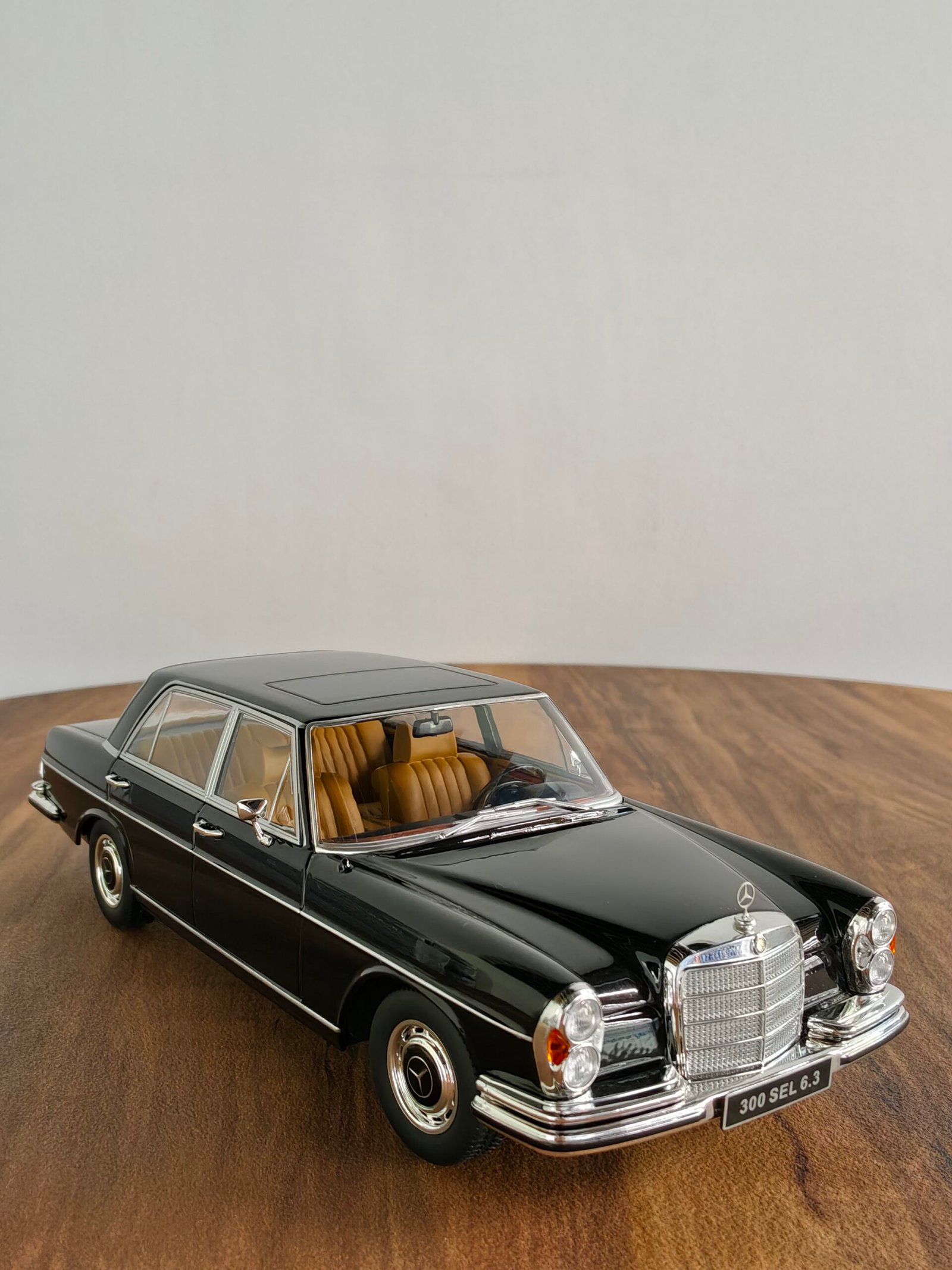 Mercedes 300SEL6.3/1972 Black 1:18 - Image 2