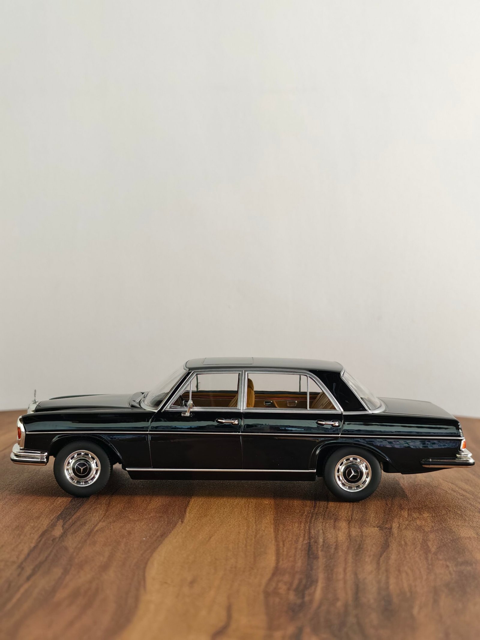 Mercedes 300SEL6.3/1972 Black 1:18 - Image 5
