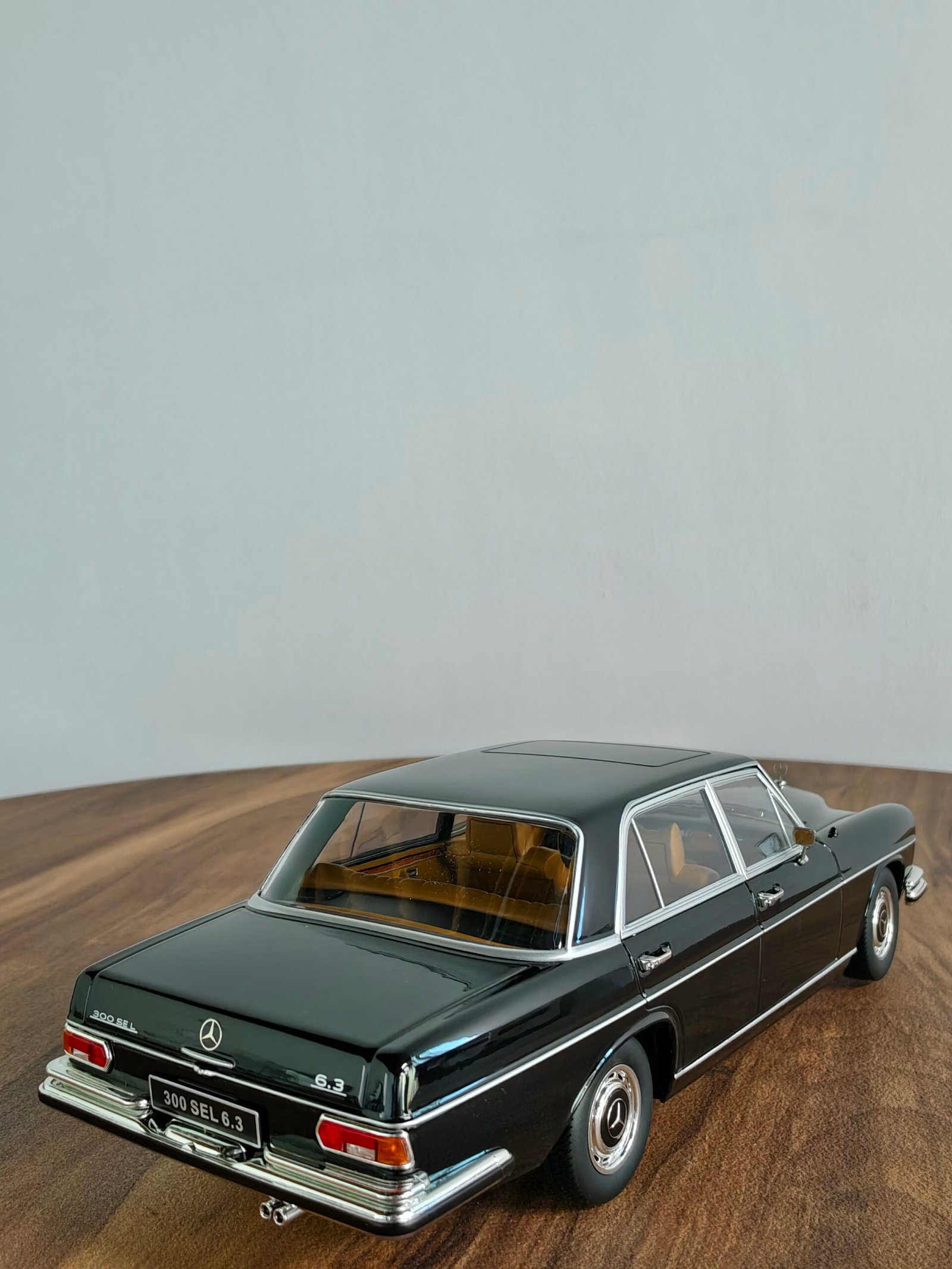 Mercedes 300SEL6.3/1972 Black 1:18 - Image 4