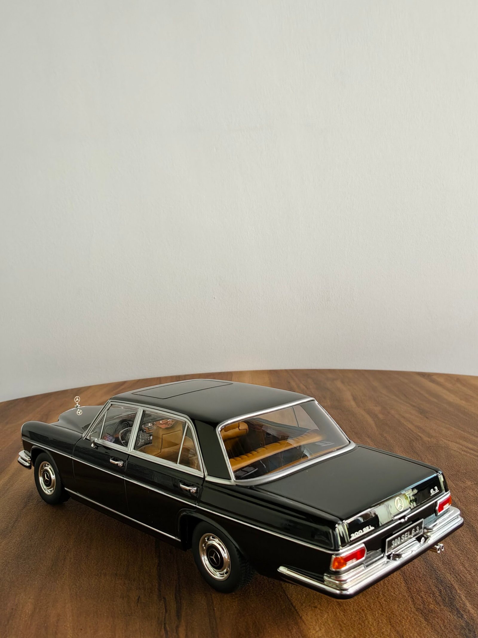 Mercedes 300SEL6.3/1972 Black 1:18 - Image 3