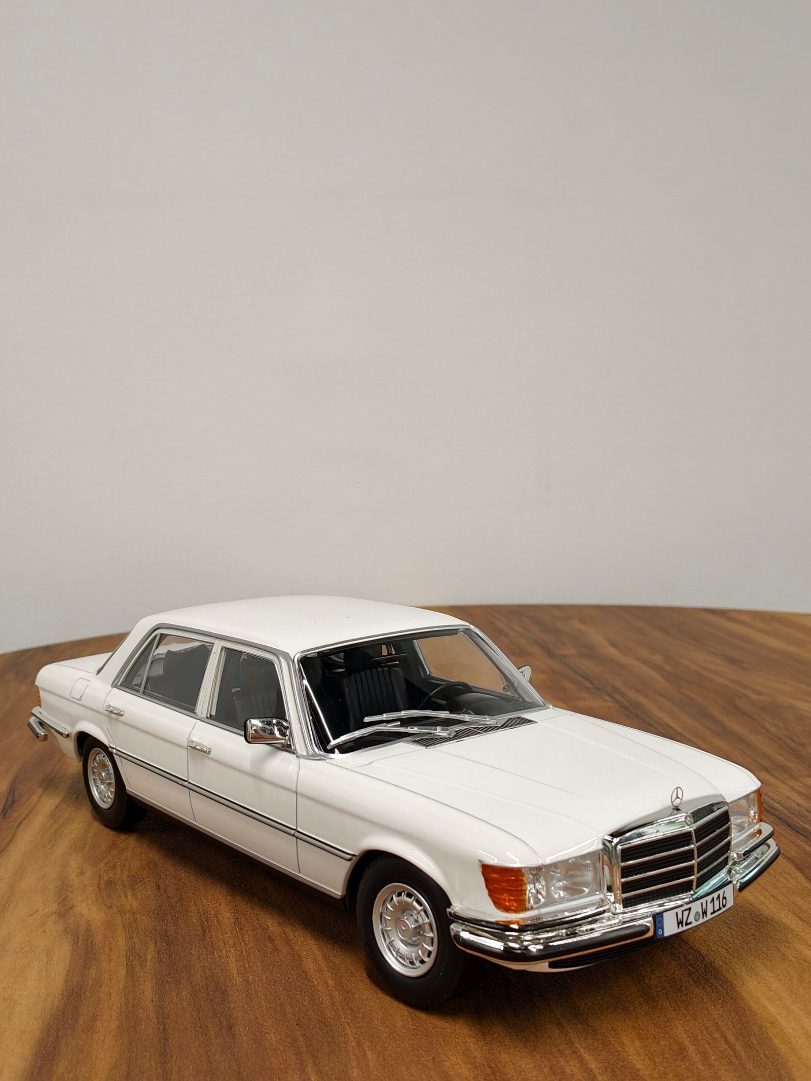 Mercedes Benz S-Class W116) 1:18 - Image 2