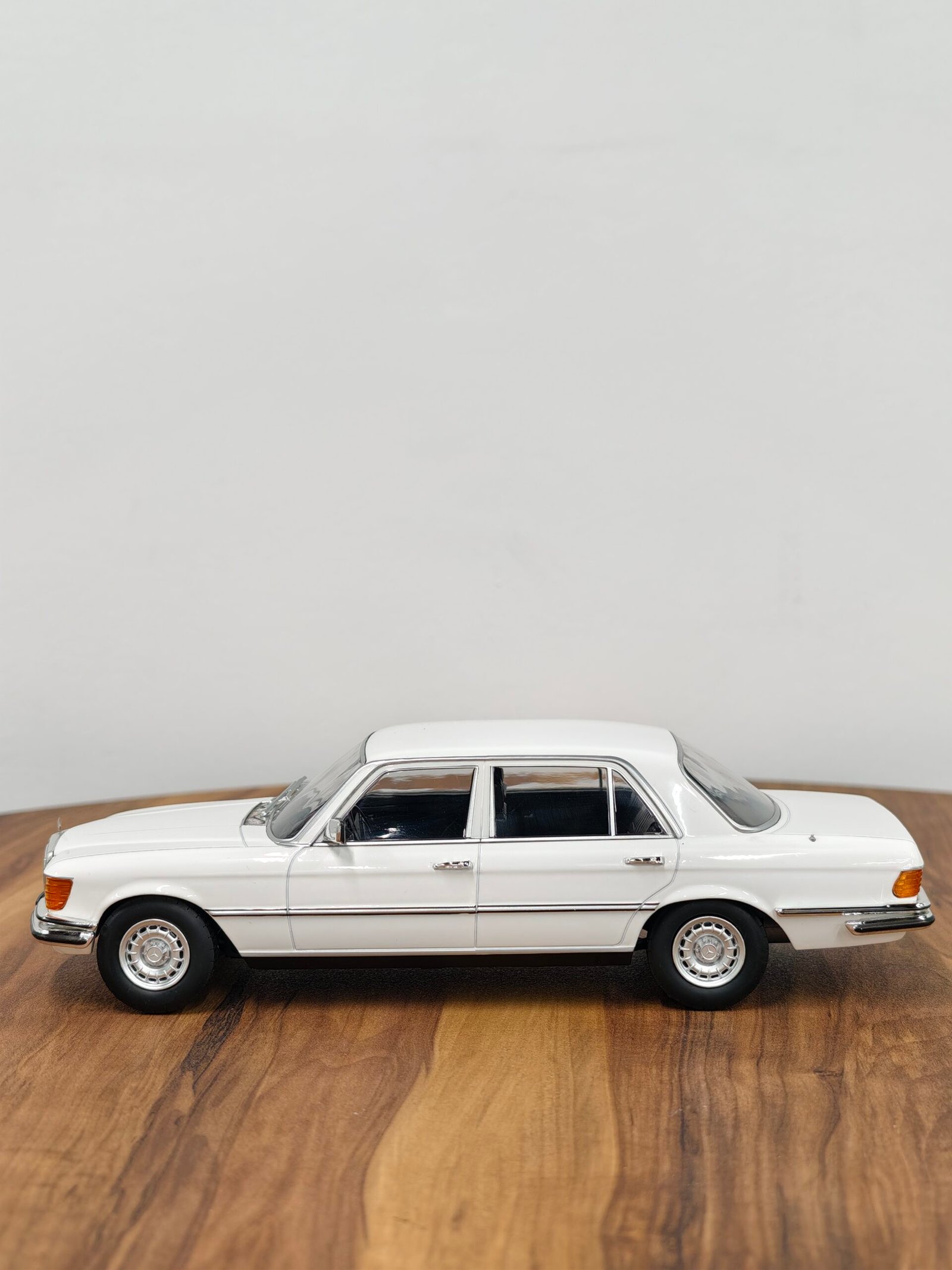 Mercedes Benz S-Class W116) 1:18 - Image 5