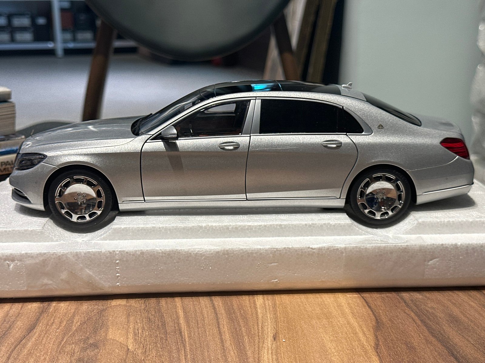 Mercedes-Maybach S-kLasse (S600) Silver 1:18 - Image 10