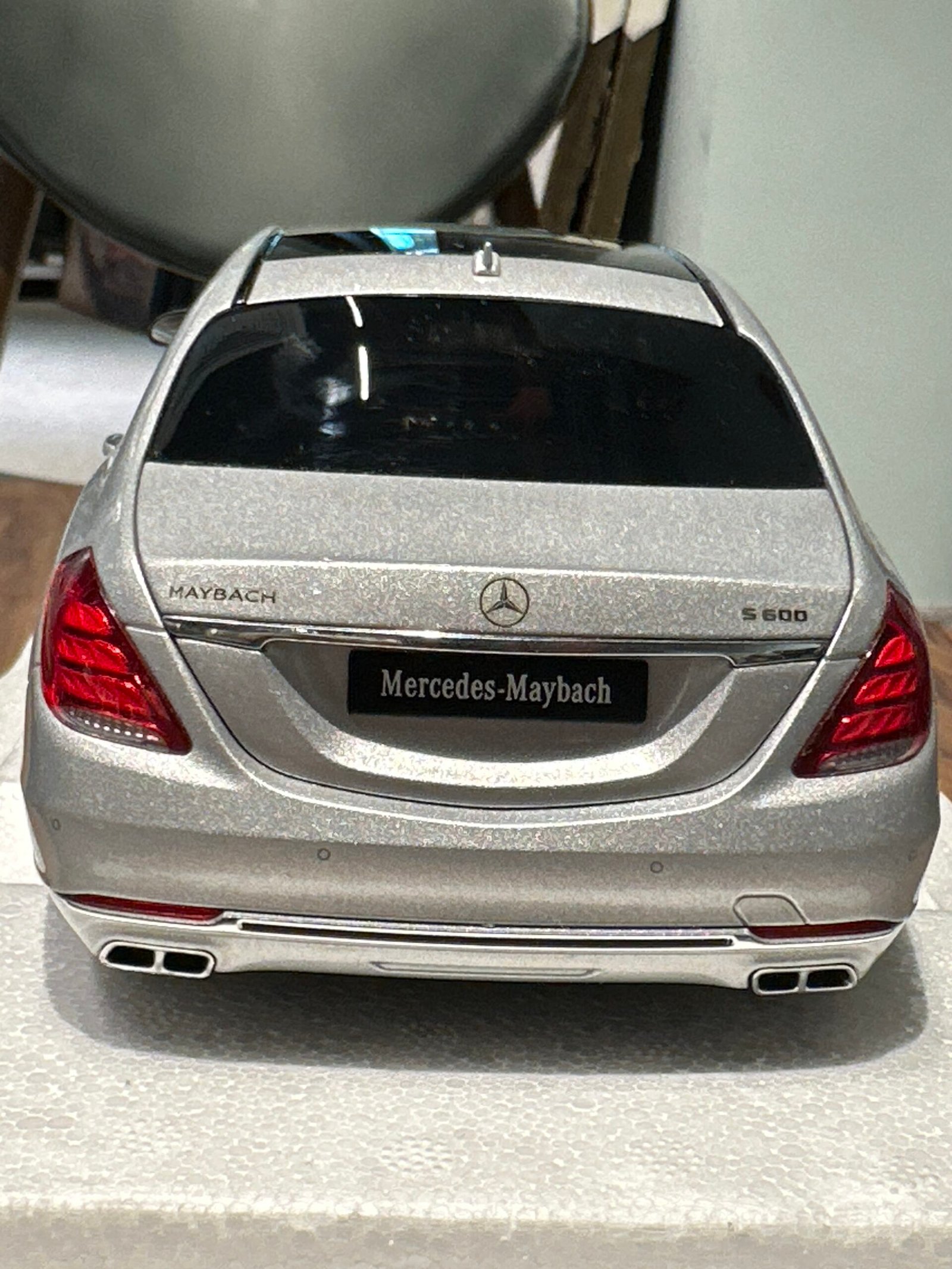 Mercedes-Maybach S-kLasse (S600) Silver 1:18 - Image 7