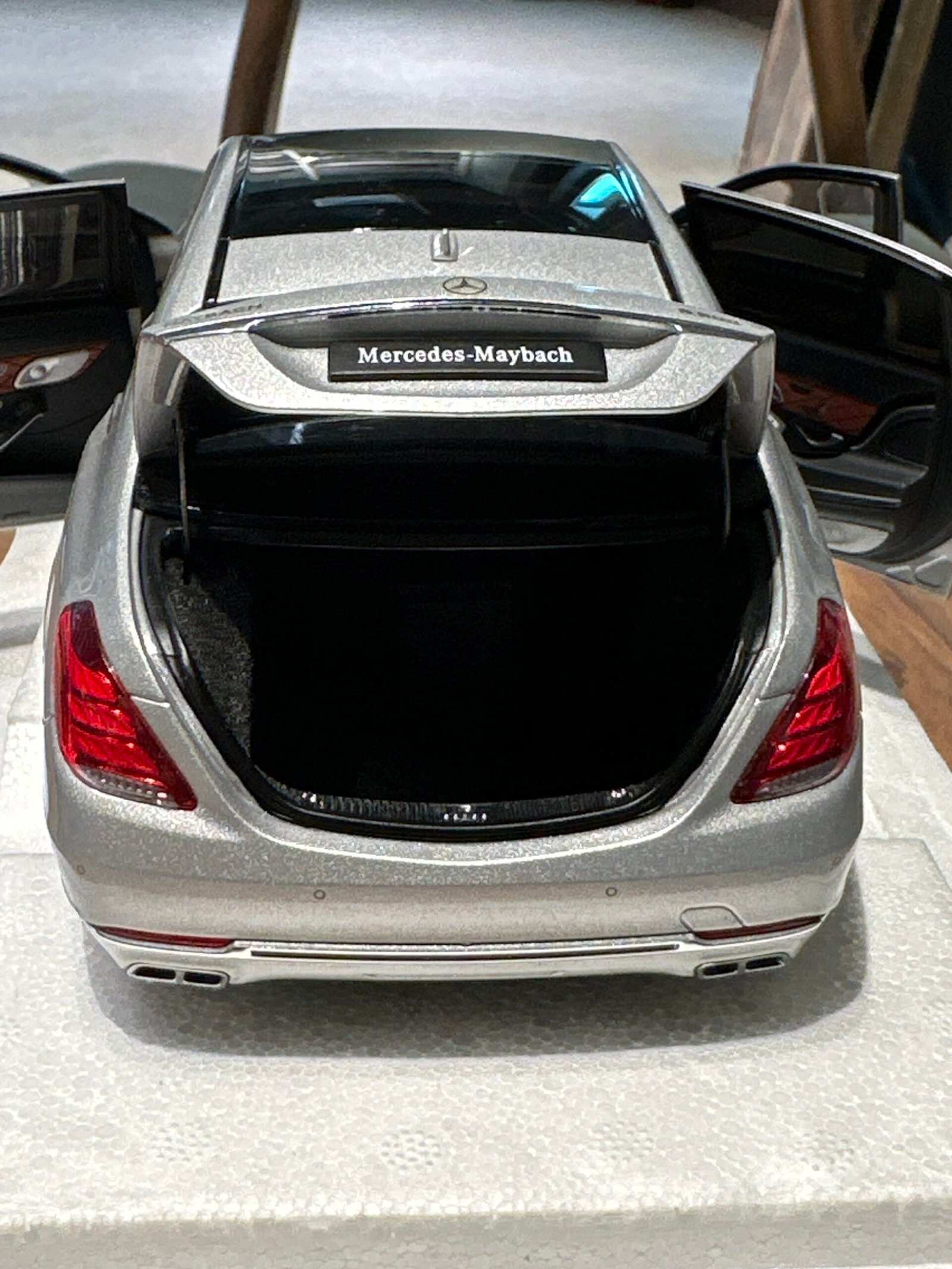 Mercedes-Maybach S-kLasse (S600) Silver 1:18 - Image 8