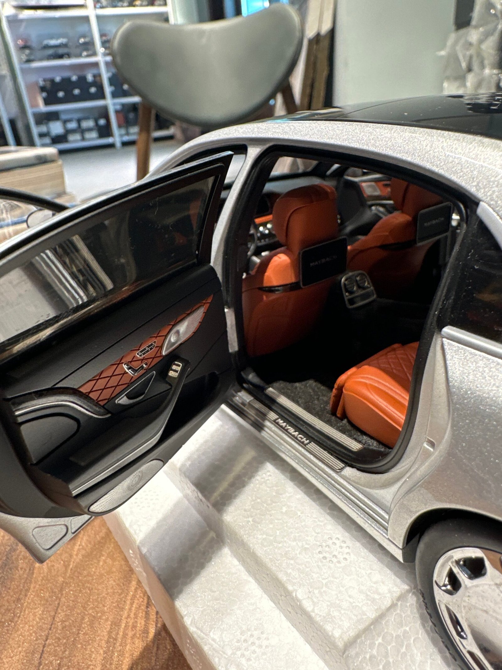 Mercedes-Maybach S-kLasse (S600) Silver 1:18 - Image 11