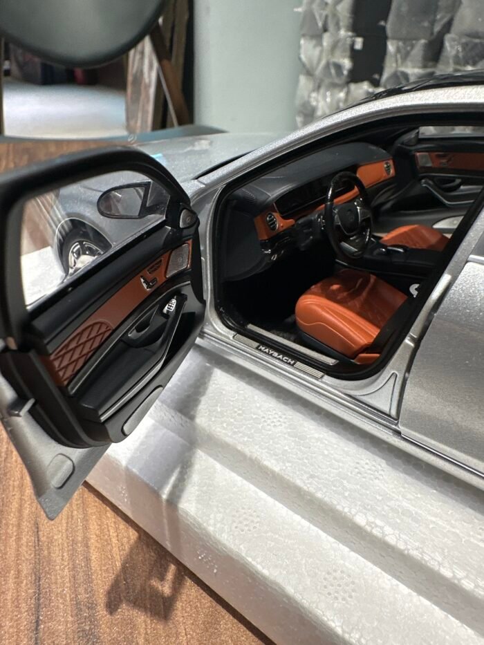 Mercedes-Maybach S-kLasse (S600) Silver 1:18 - Image 13