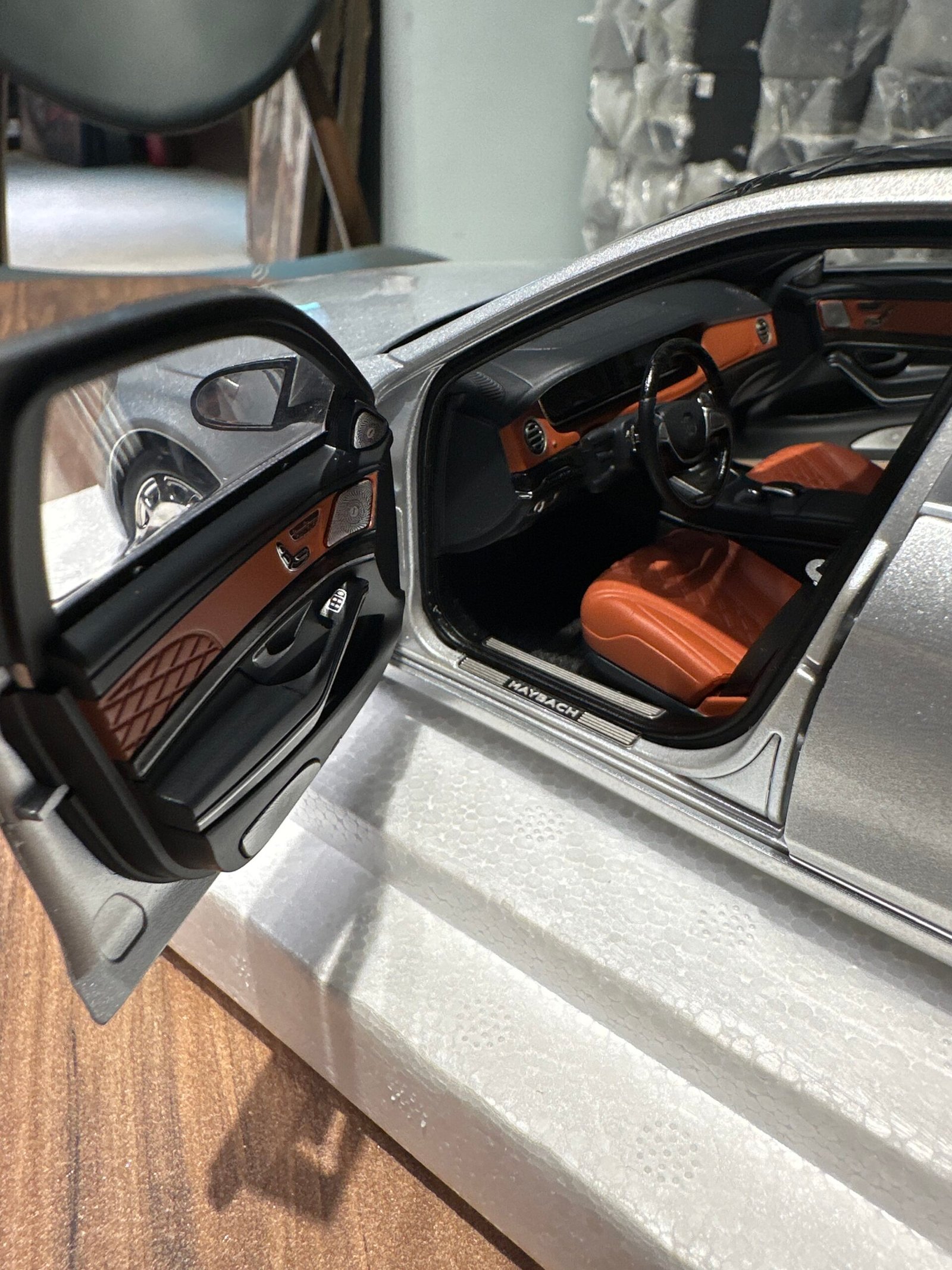 Mercedes-Maybach S-kLasse (S600) Silver 1:18 - Image 13