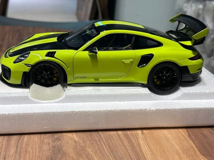 Porsche 911 (991.2) GT2 RS Weissach package 1:18 Acid Green - Image 5