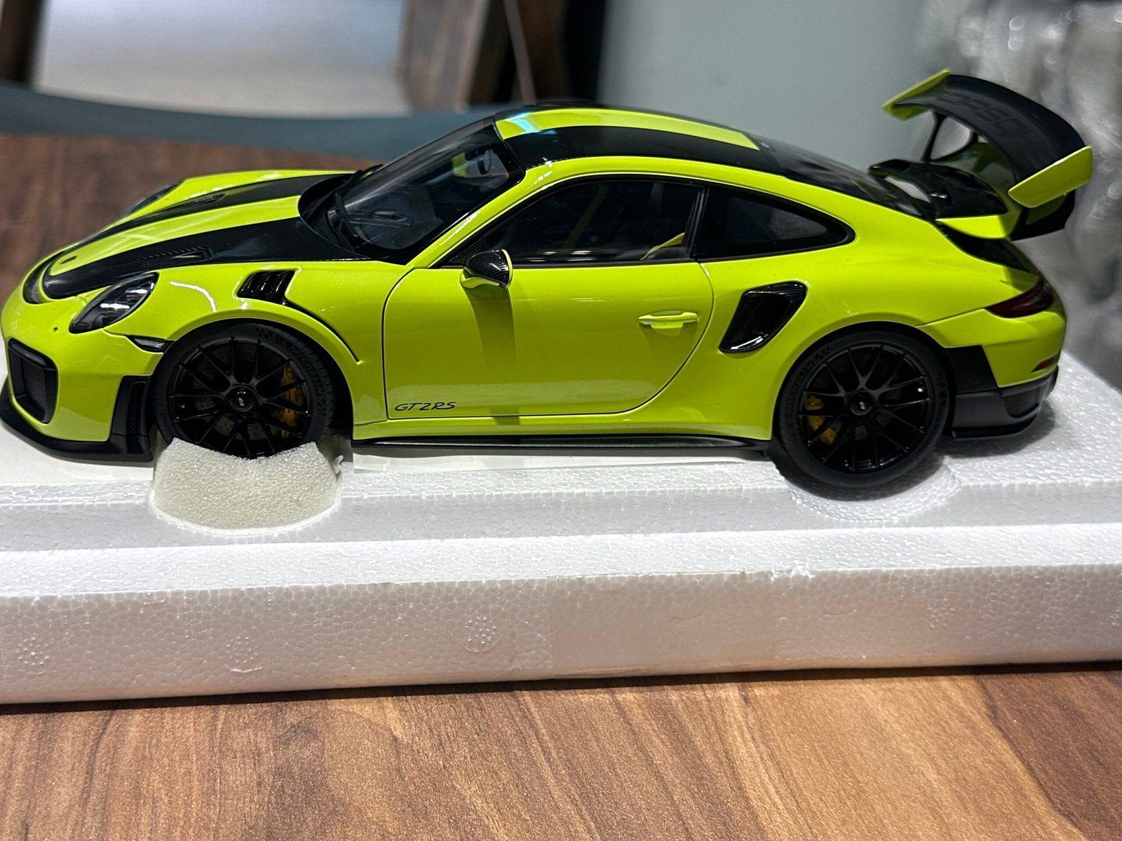 Porsche 911 (991.2) GT2 RS Weissach package 1:18 Acid Green - Image 5