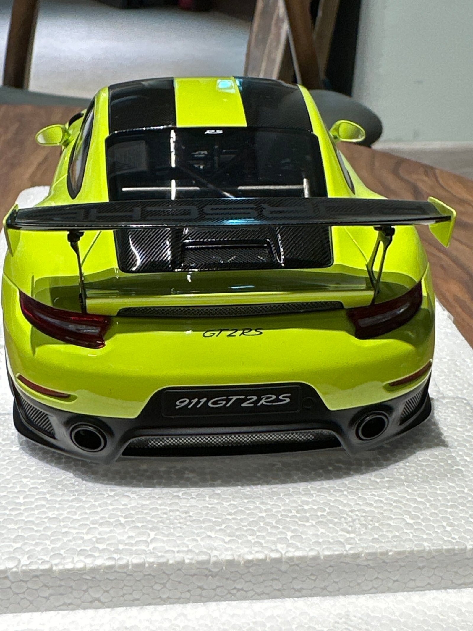 Porsche 911 (991.2) GT2 RS Weissach package 1:18 Acid Green - Image 6